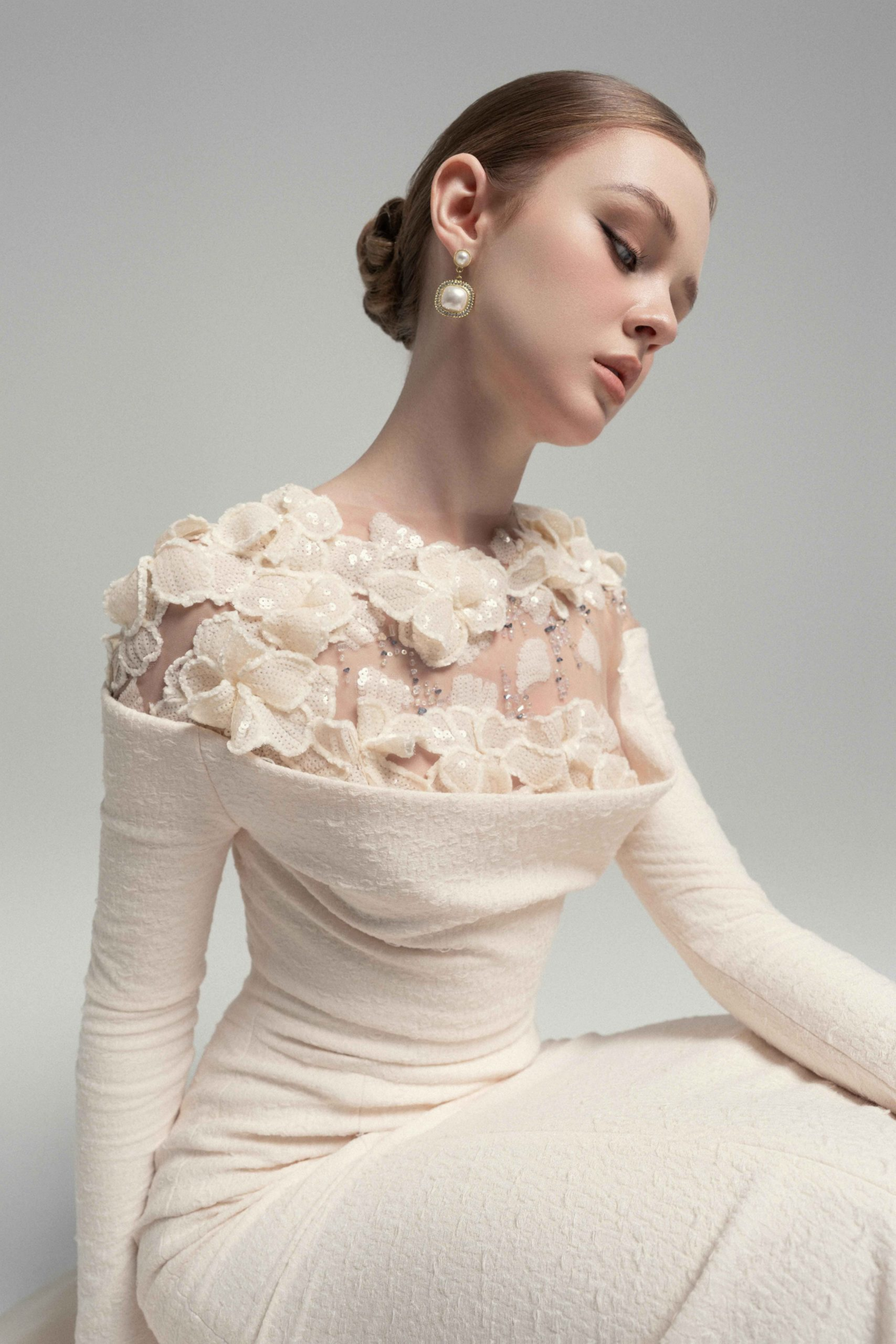 فستان سيلفيا الأبيض المزين بالزهور بدون أكتاف