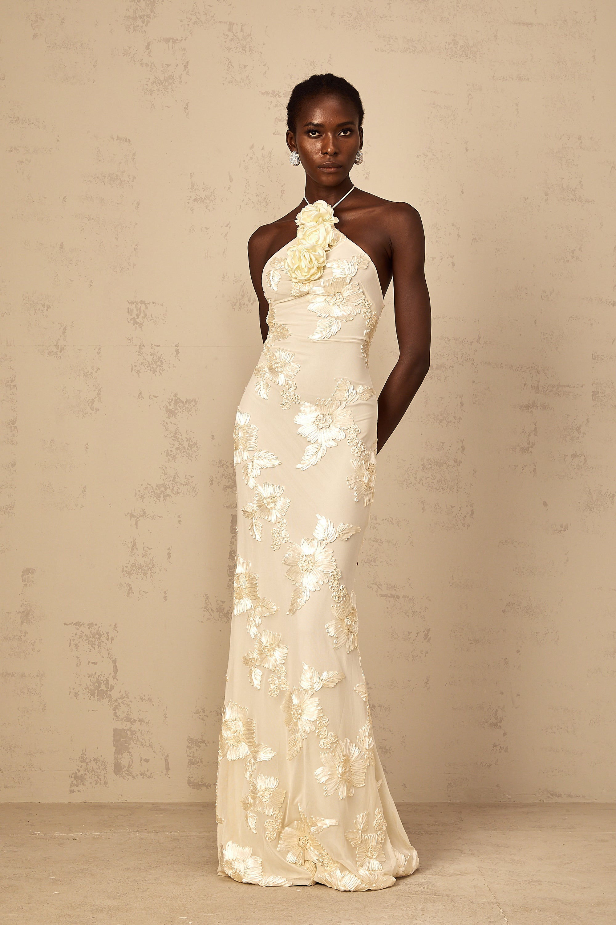 فستان ميلاني نيوترالز ماكسي مطرز بفتحة رقبة على شكل حرف V