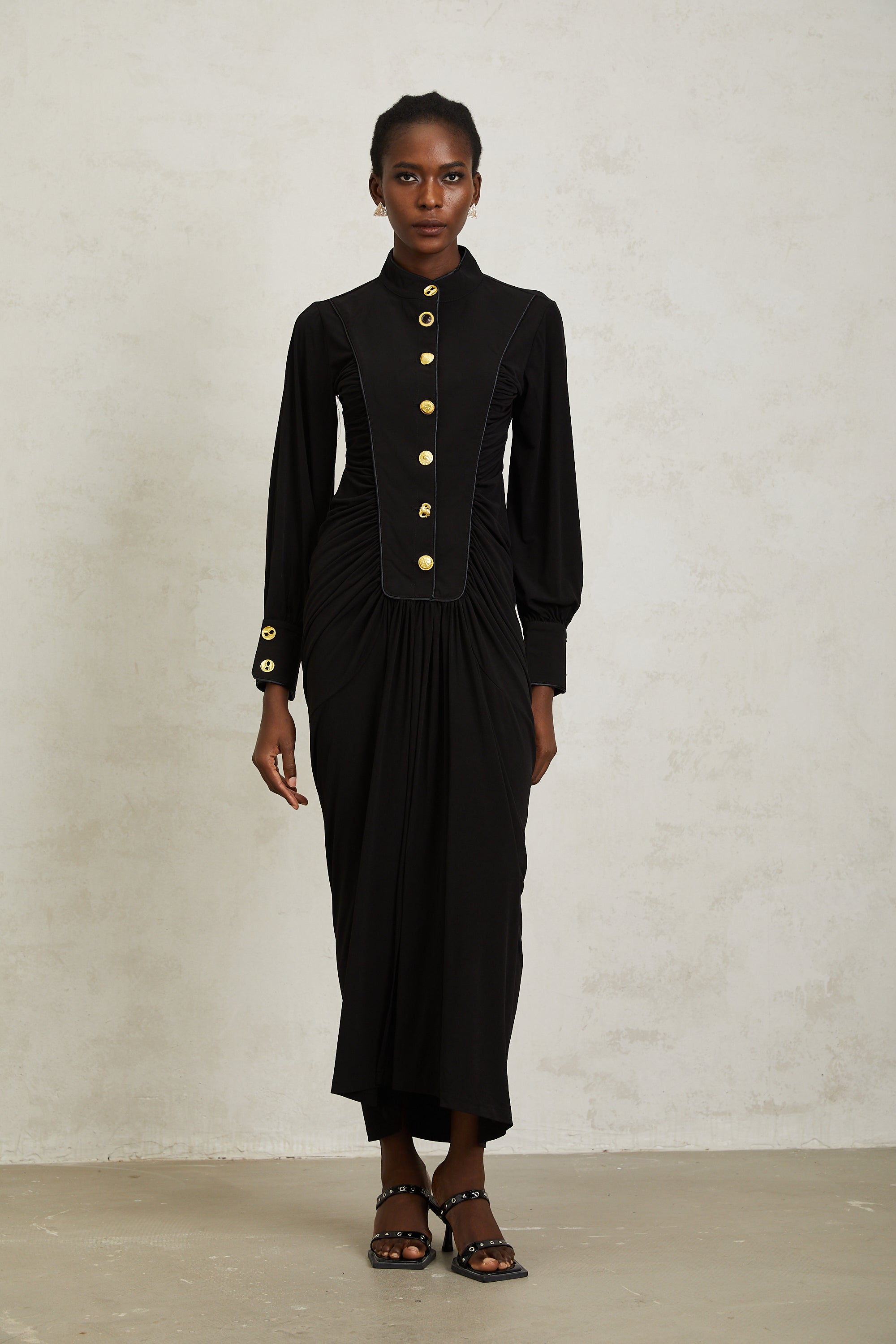 فستان بروكلين ماكسي أسود بتصميم مجمع