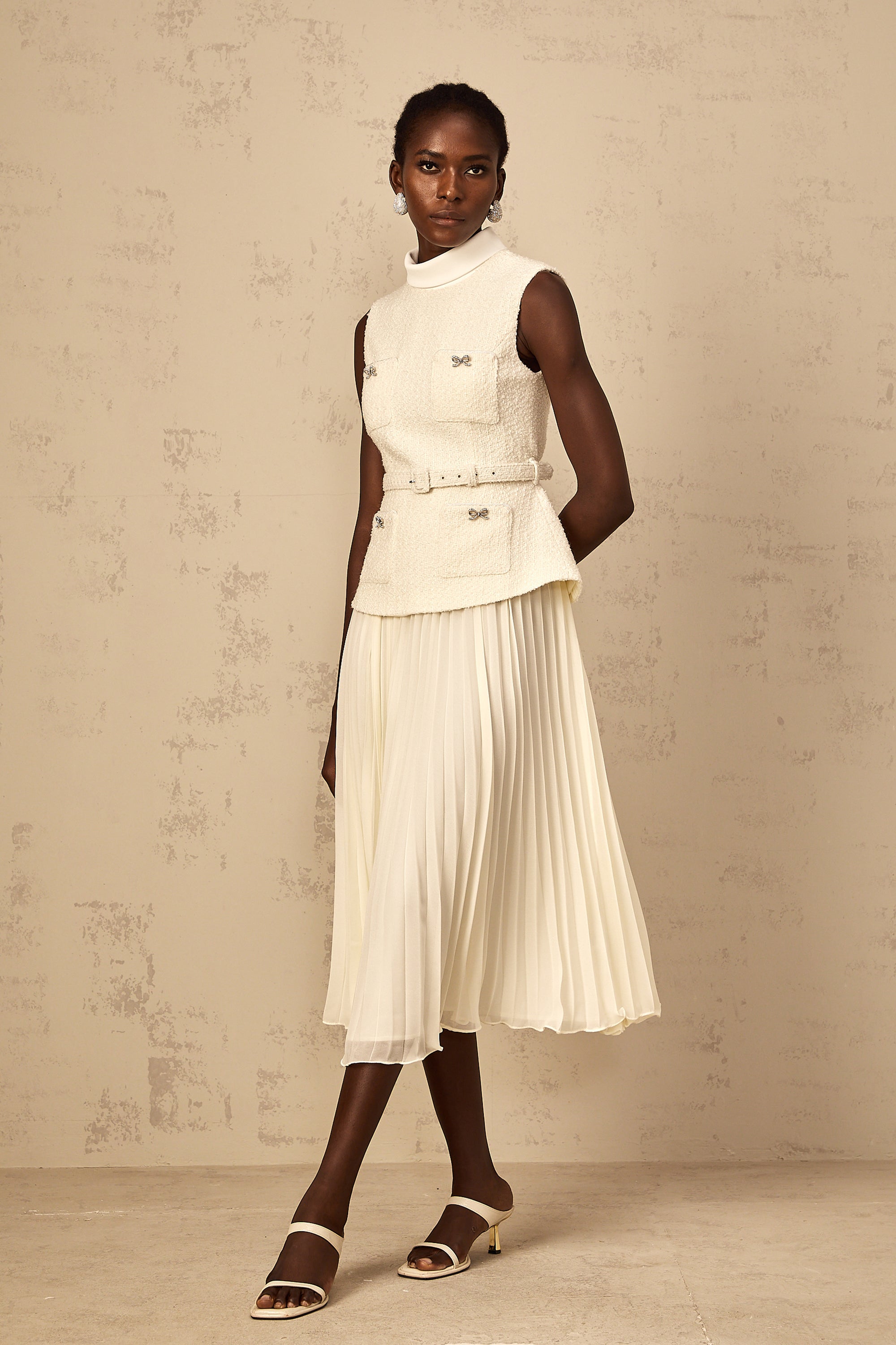 فستان دولسي متوسط الطول من التول باللون الأبيض الفاتح