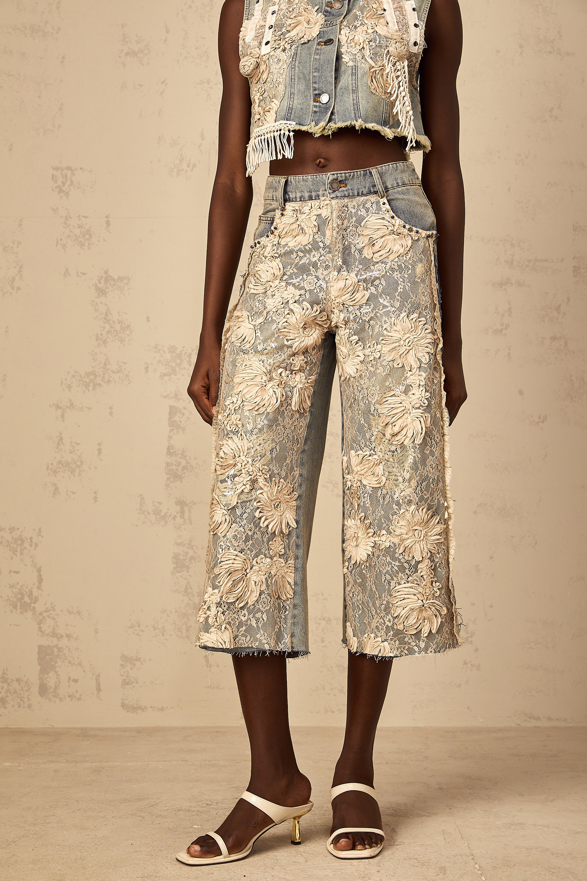 بنطال جينز أزرق مزين بدانتيل مزهر