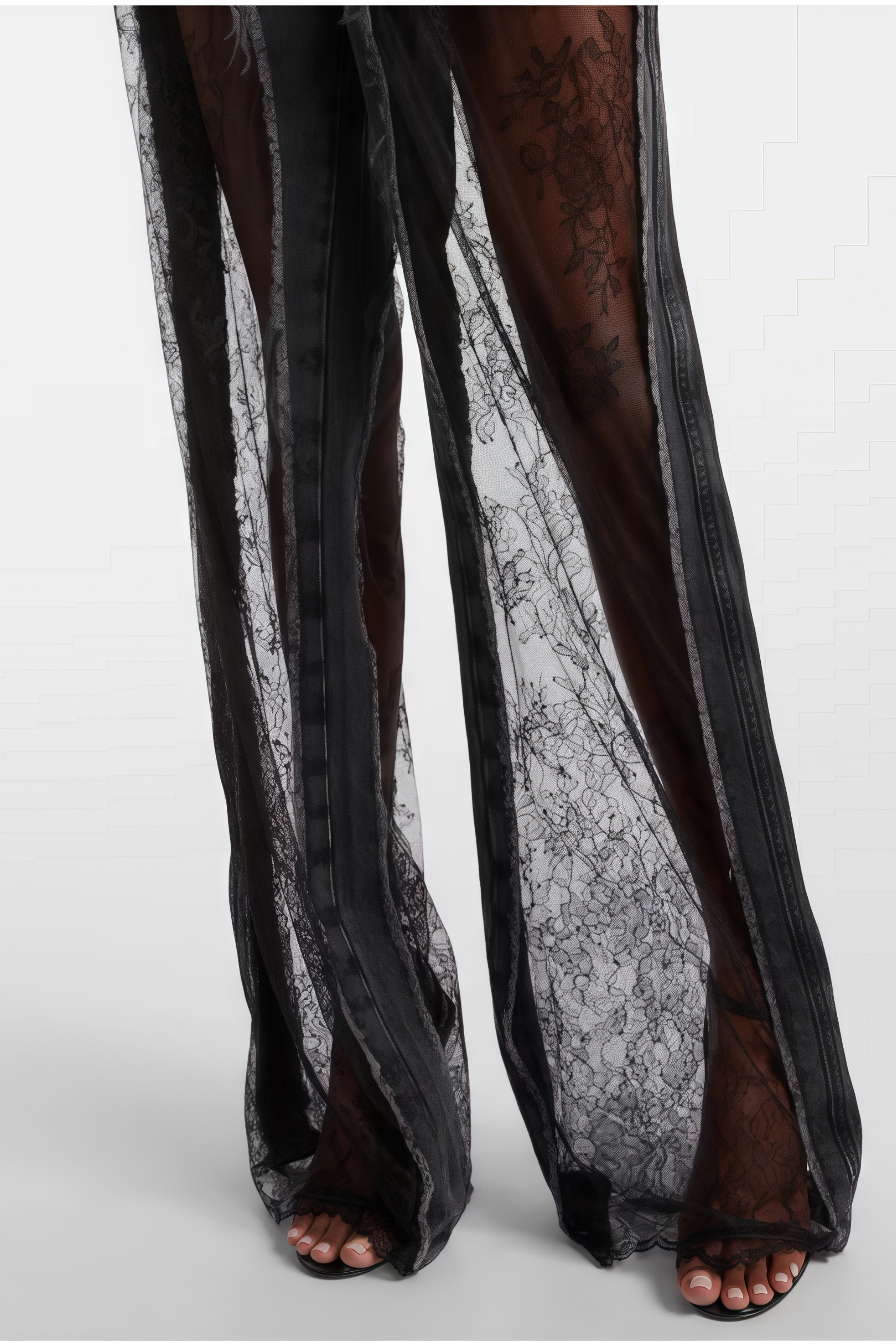 جينز ماديلين أسود مزين بنقشة زهور من الدانتيل