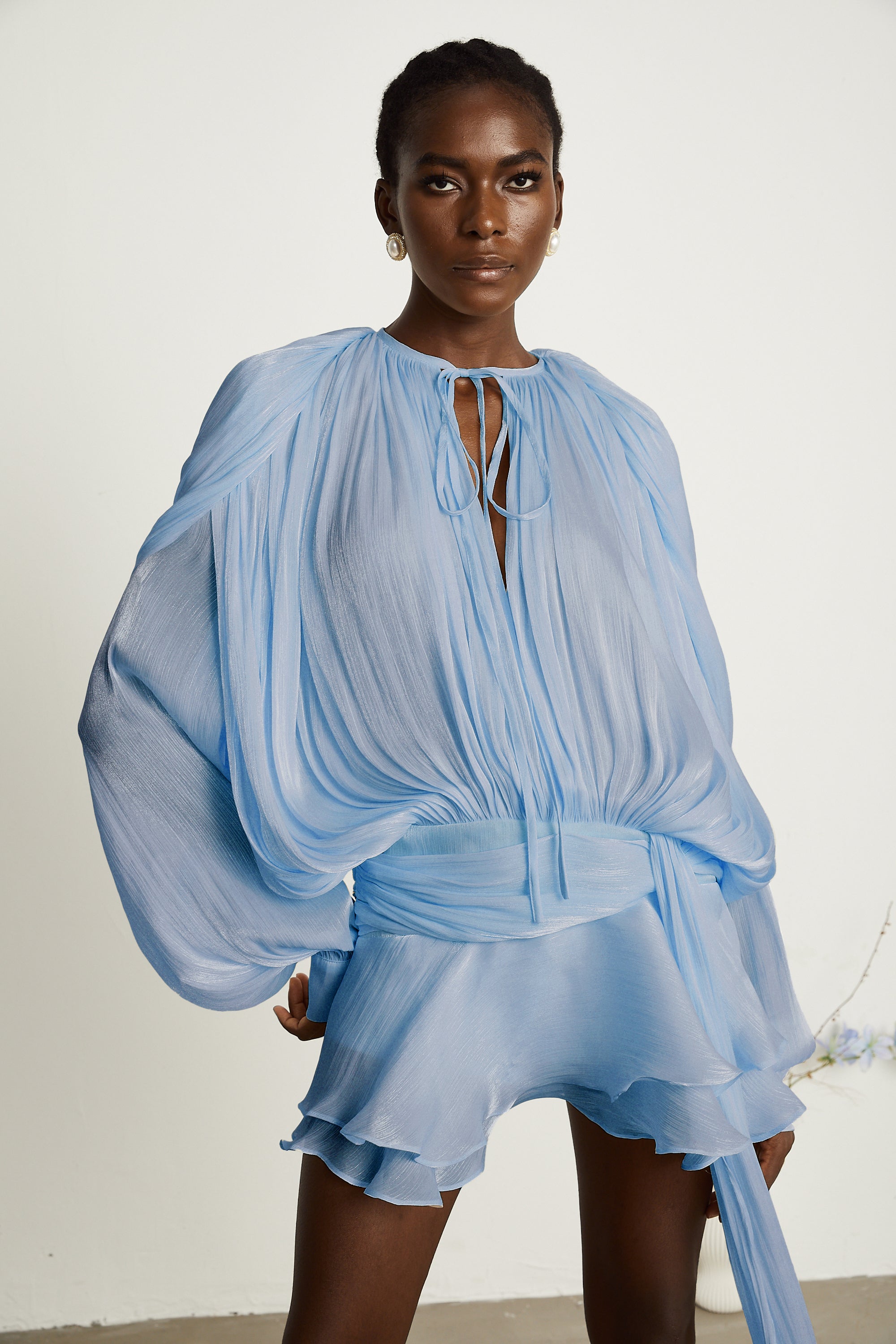 فستان يوجيني الأزرق القصير المطوي بالكامل والمكشكش