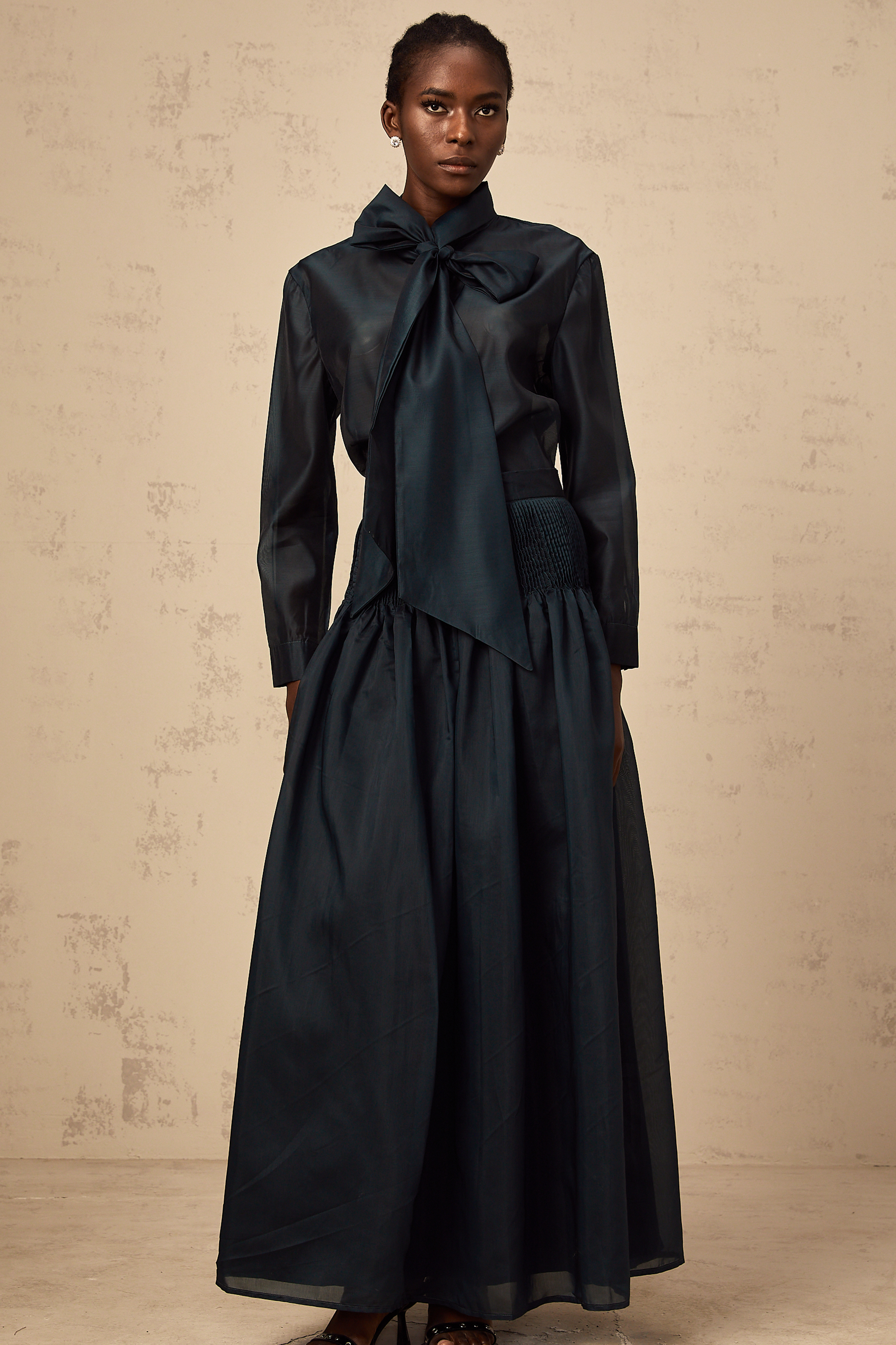 طقم قميص وتنورة متناسقين من زوي برباط عنق أخضر داكن