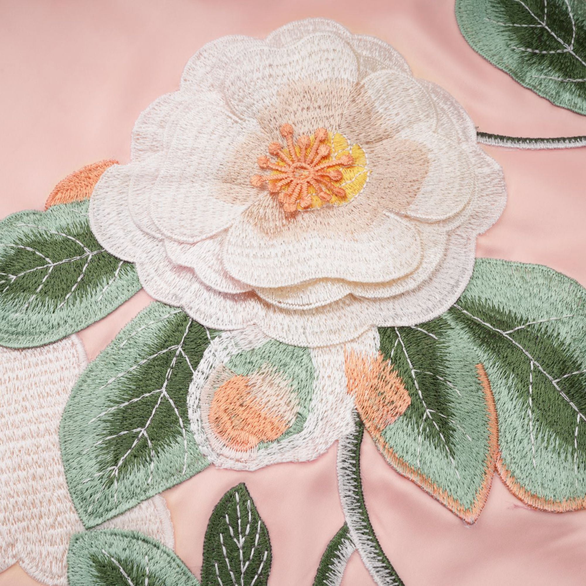 فستان أفريل الوردي القصير من الساتان المطرز بالزهور