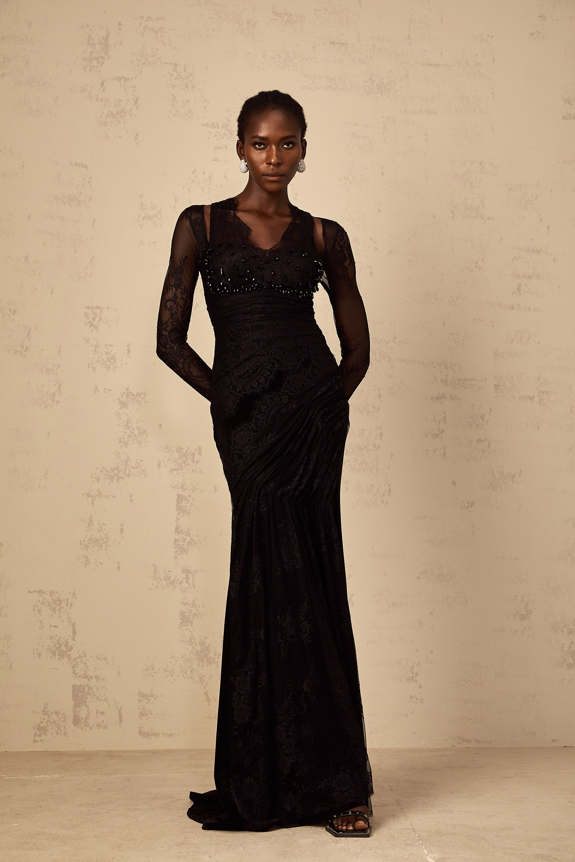 فستان أورسولا ماكسي حورية البحر أسود مزين بالدانتيل المزهر