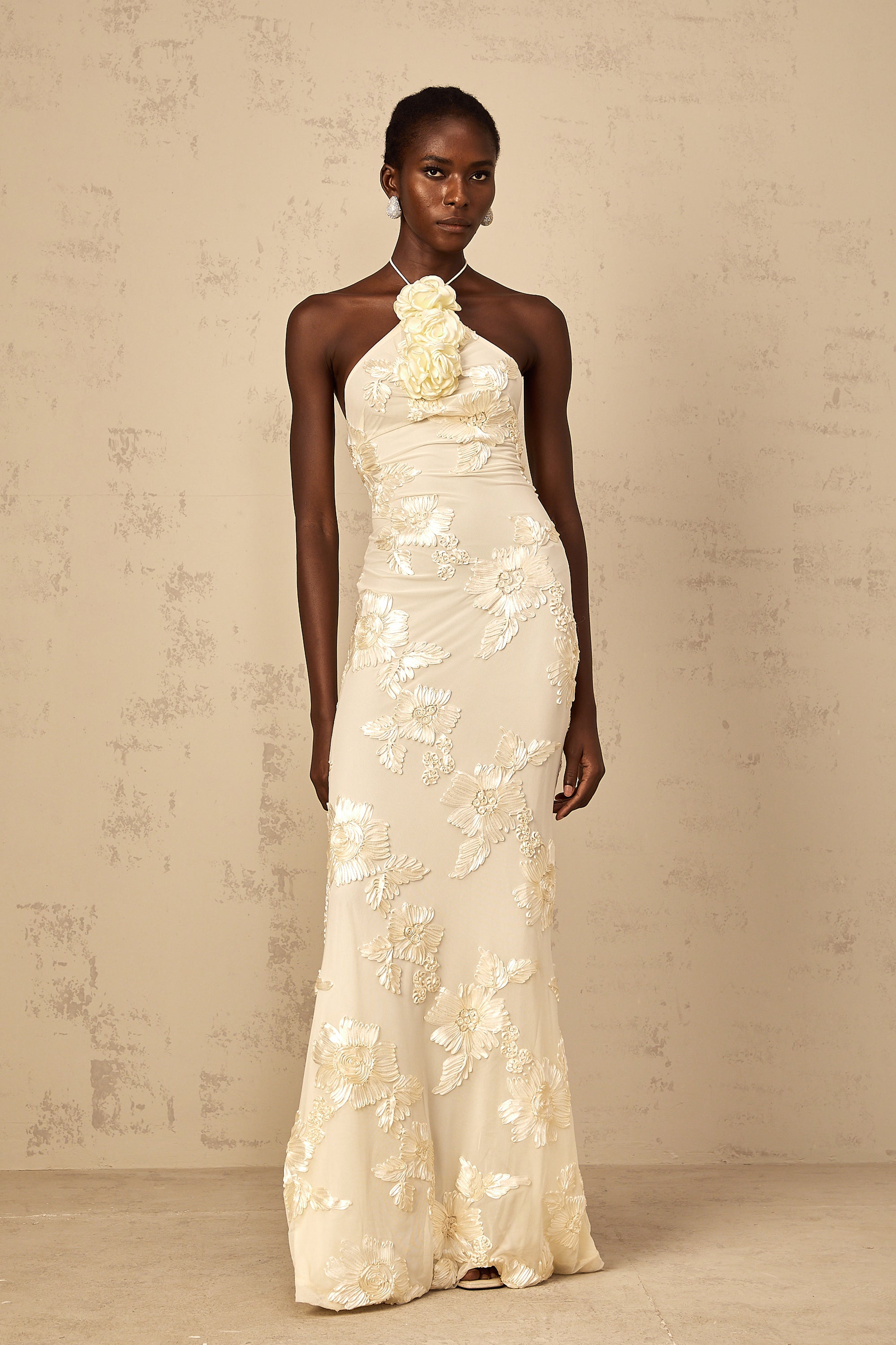 فستان ميلاني نيوترالز ماكسي مطرز بفتحة رقبة على شكل حرف V