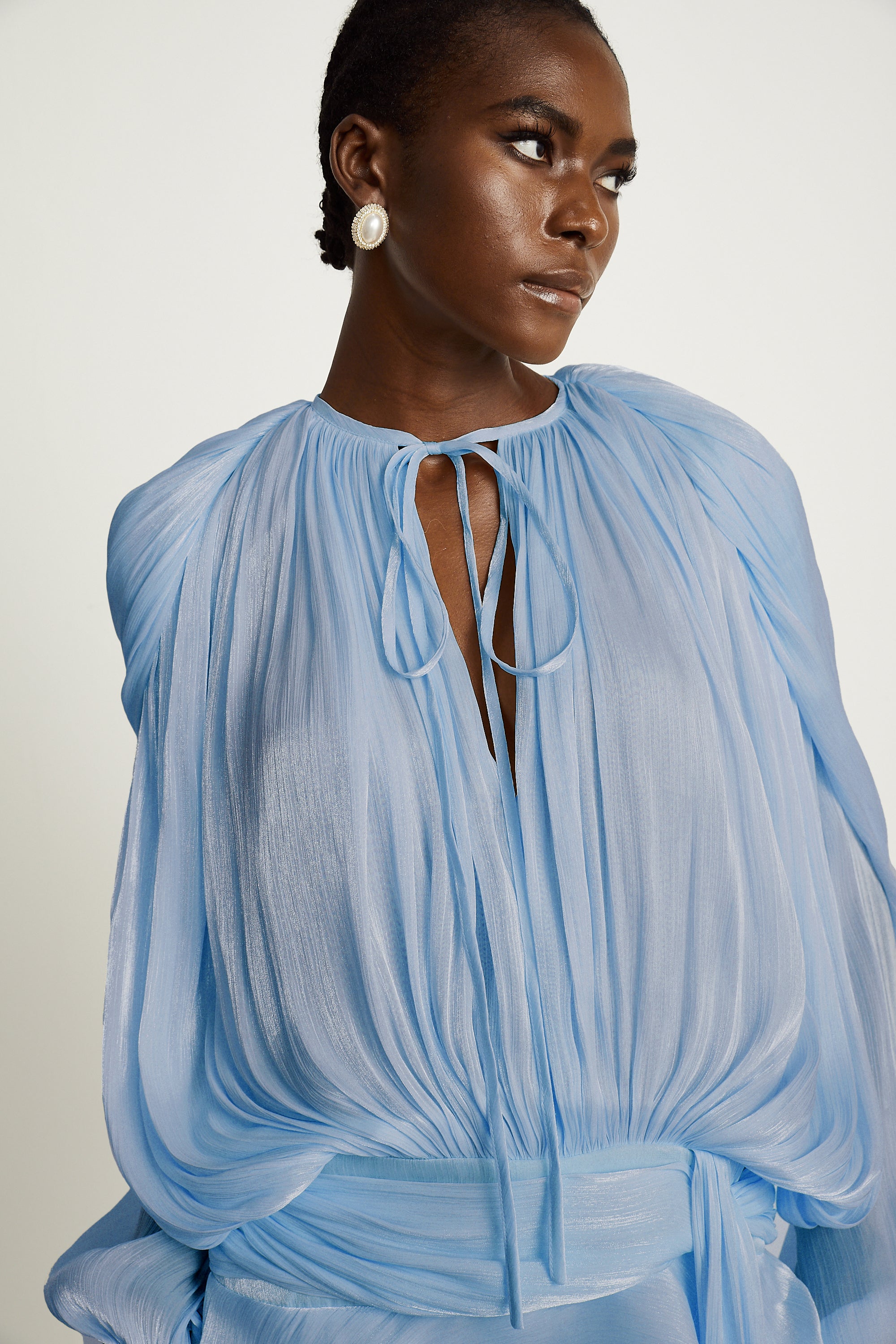 فستان يوجيني الأزرق القصير المطوي بالكامل والمكشكش