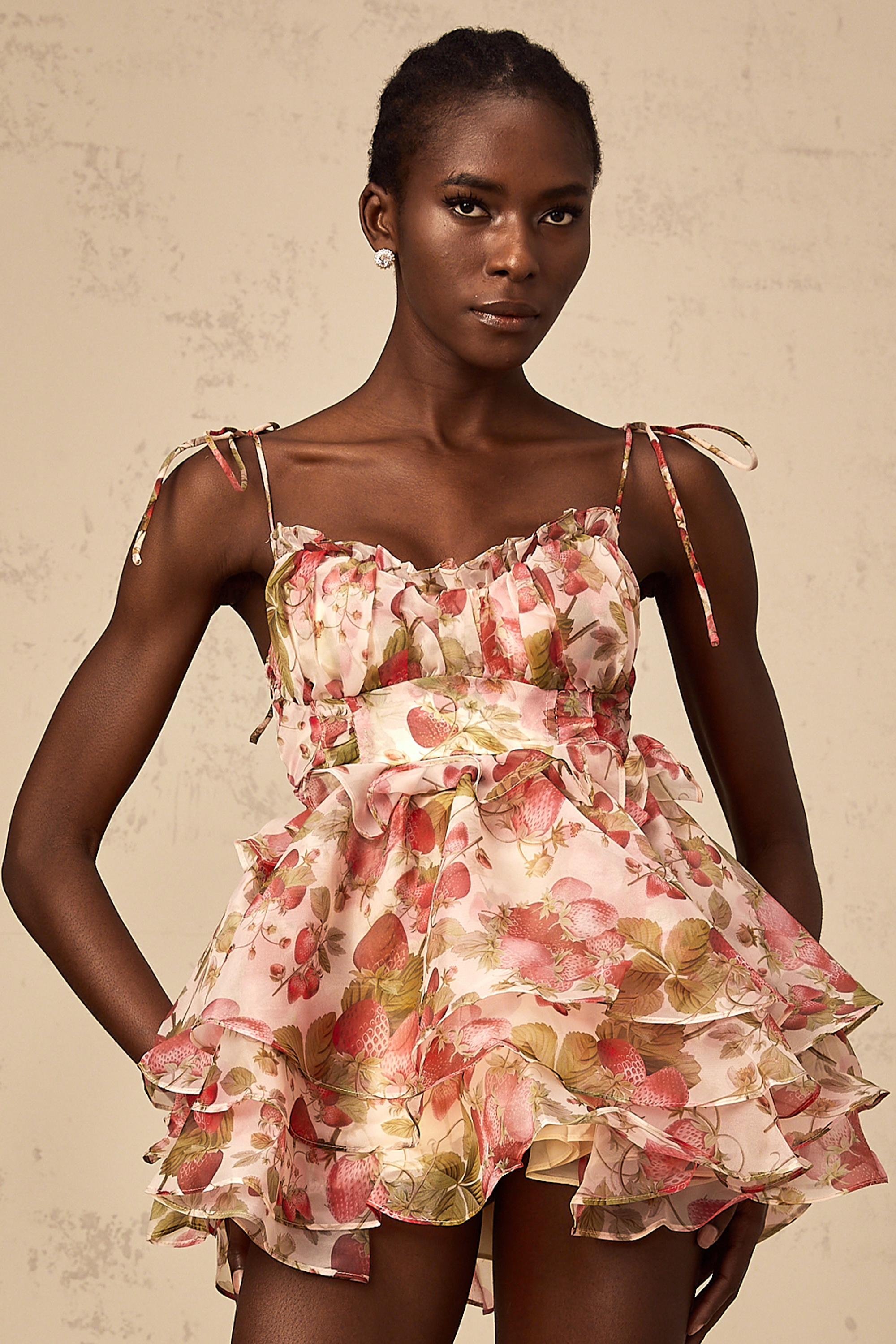 فستان أنجيلي قصير بطبعات الفراولة