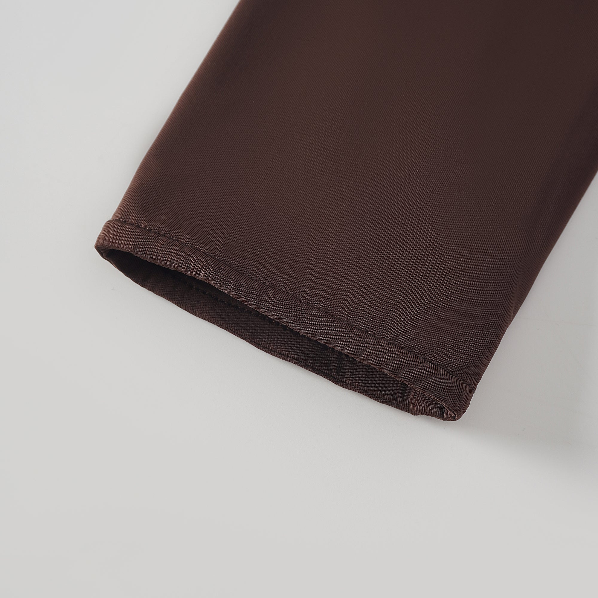 Charitina – Braunes, tailliertes, gerüschtes Midikleid