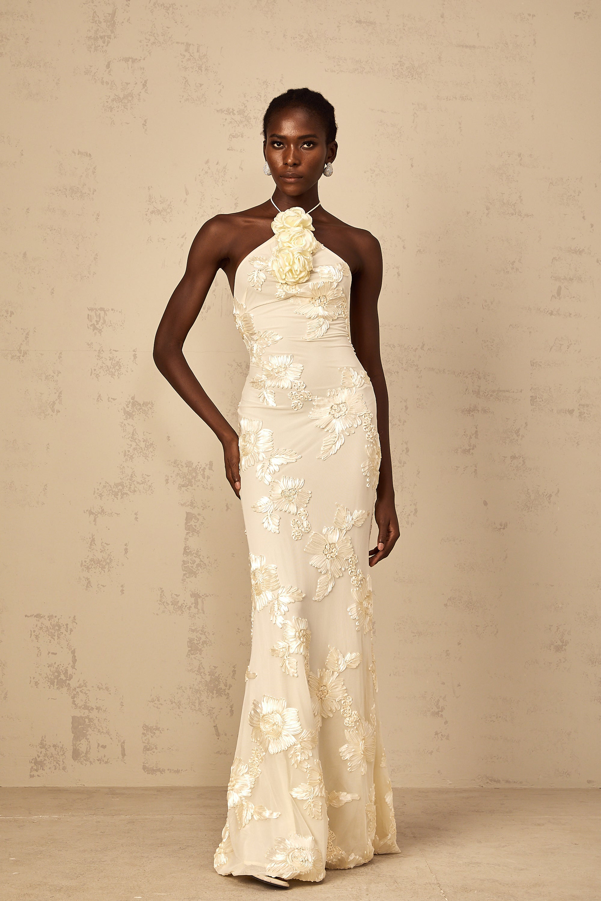 فستان ميلاني نيوترالز ماكسي مطرز بفتحة رقبة على شكل حرف V