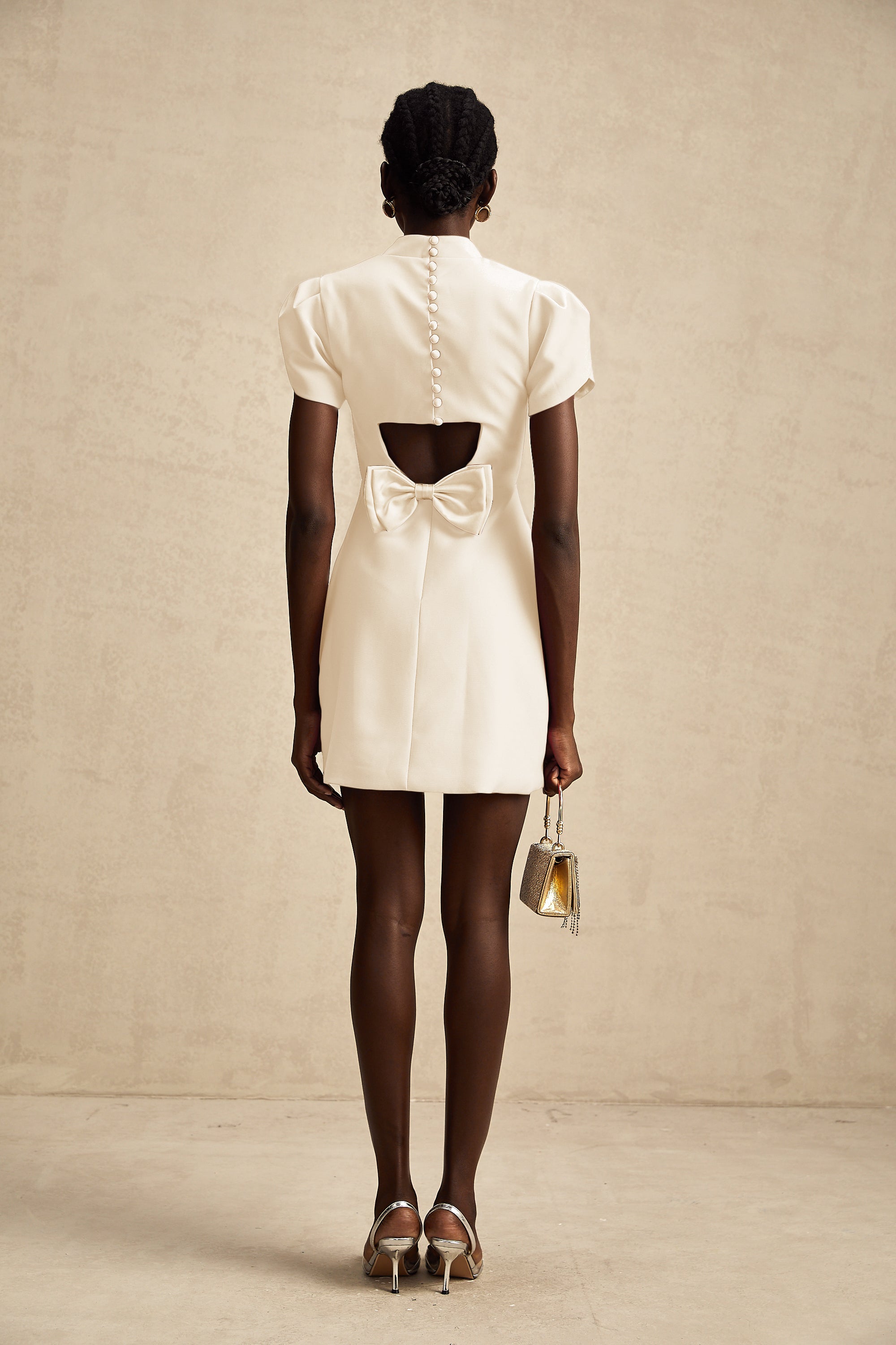 Anna rotes Minikleid mit Cut-Out-Schleife und Blütenärmeln