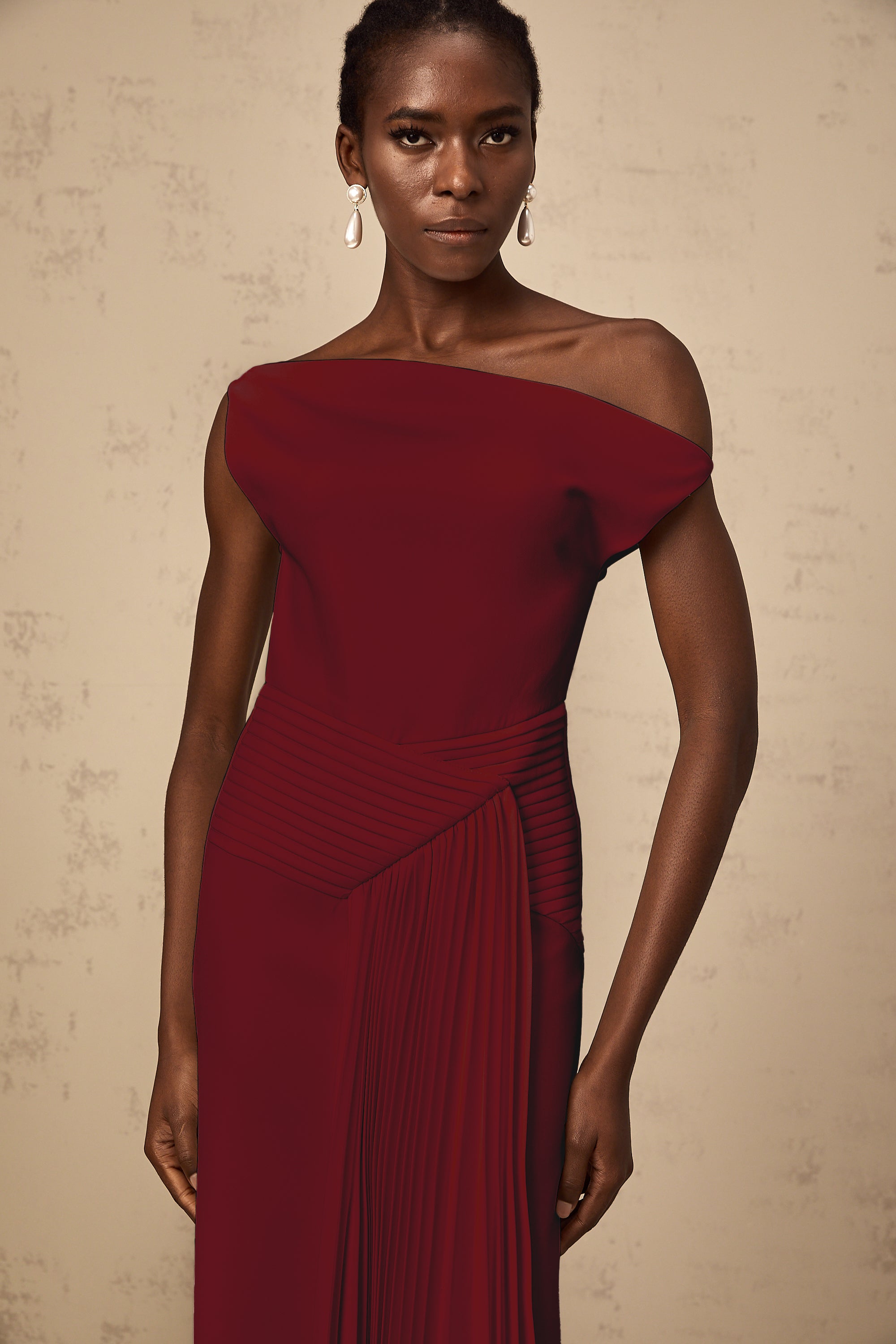 فستان لورين ميدي غير متماثل منقوش باللون الأحمر