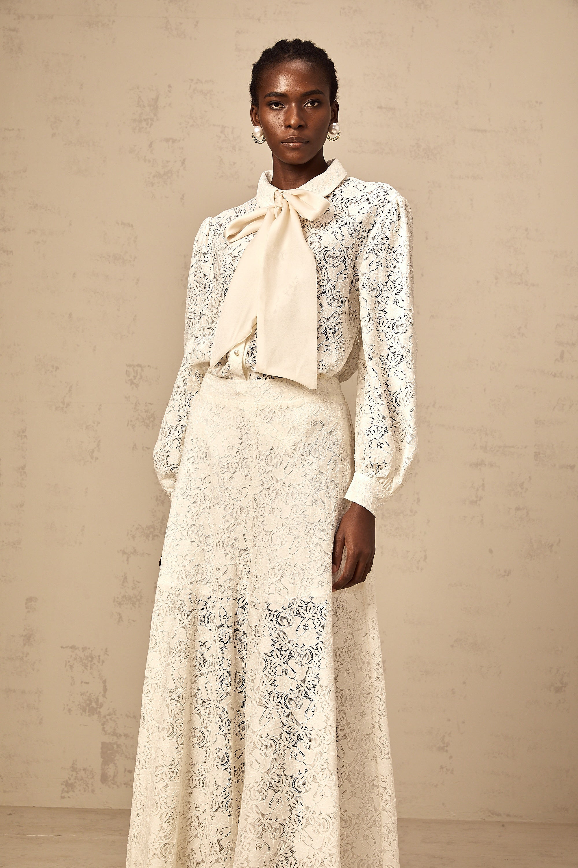 طقم فانيسا الأبيض من قميص وبنطال من الدانتيل المزخرف بالجيبور