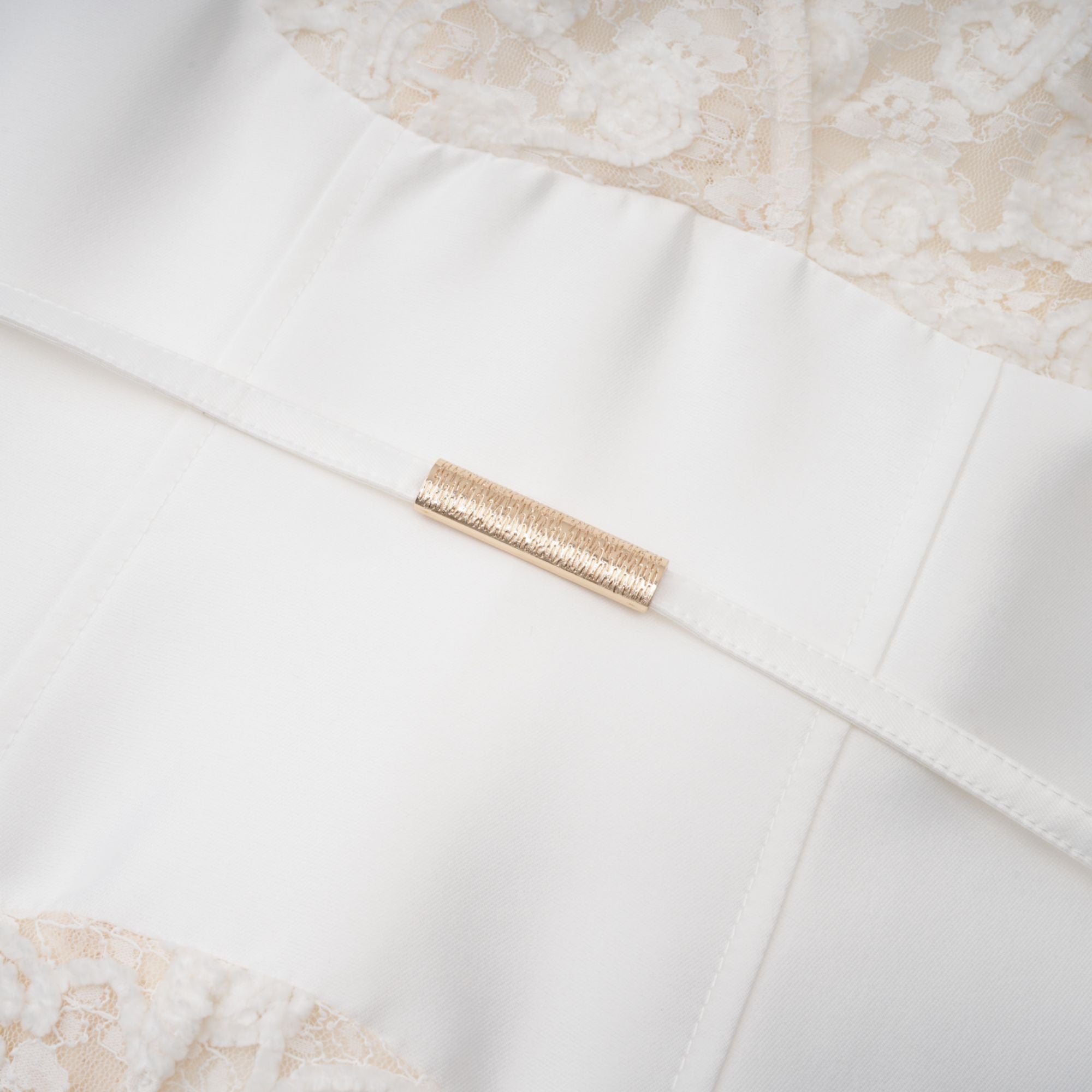 فستان ميدي بقصة قلم رصاص من الدانتيل الأبيض المزهر من أونا