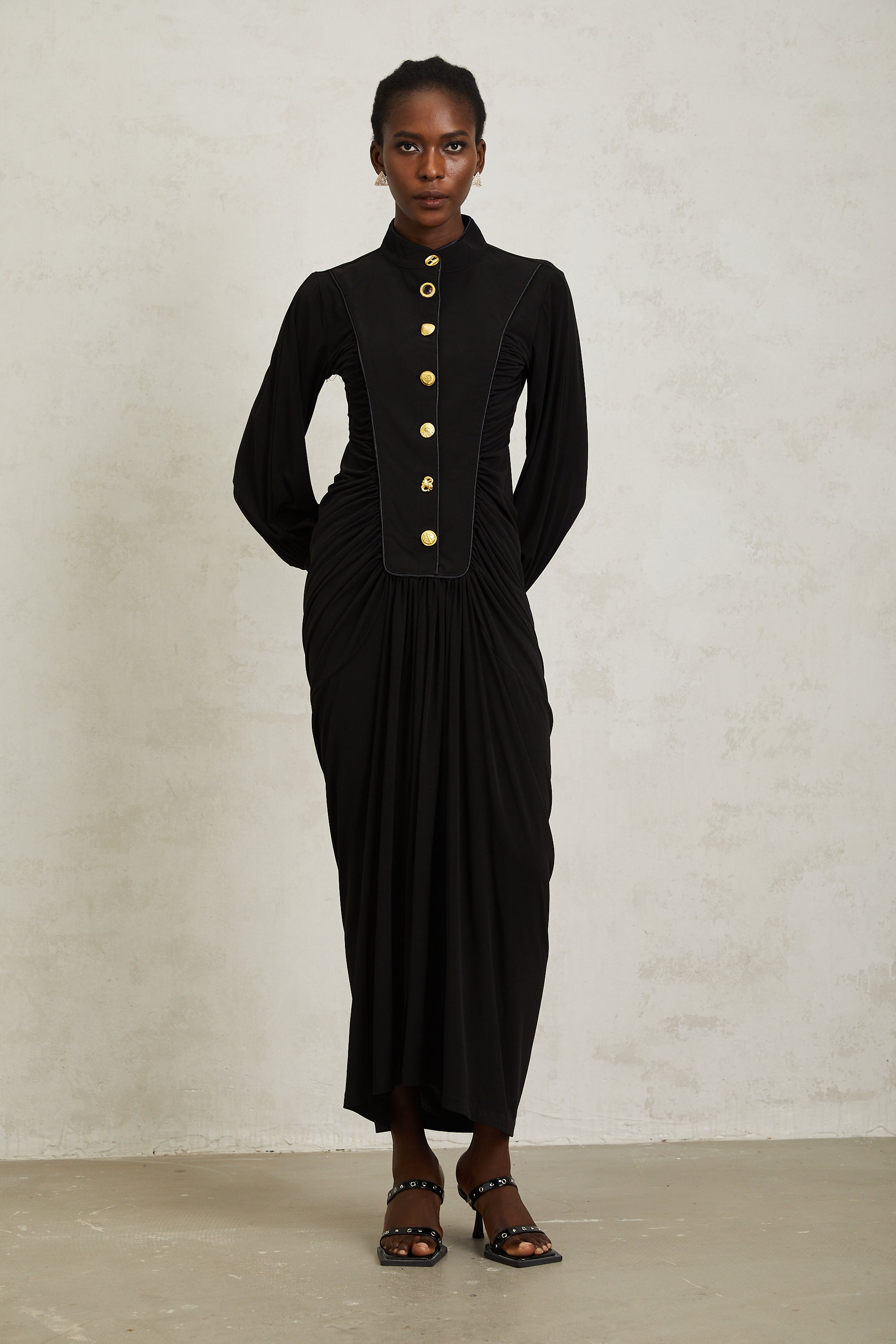 فستان بروكلين ماكسي أسود بتصميم مجمع