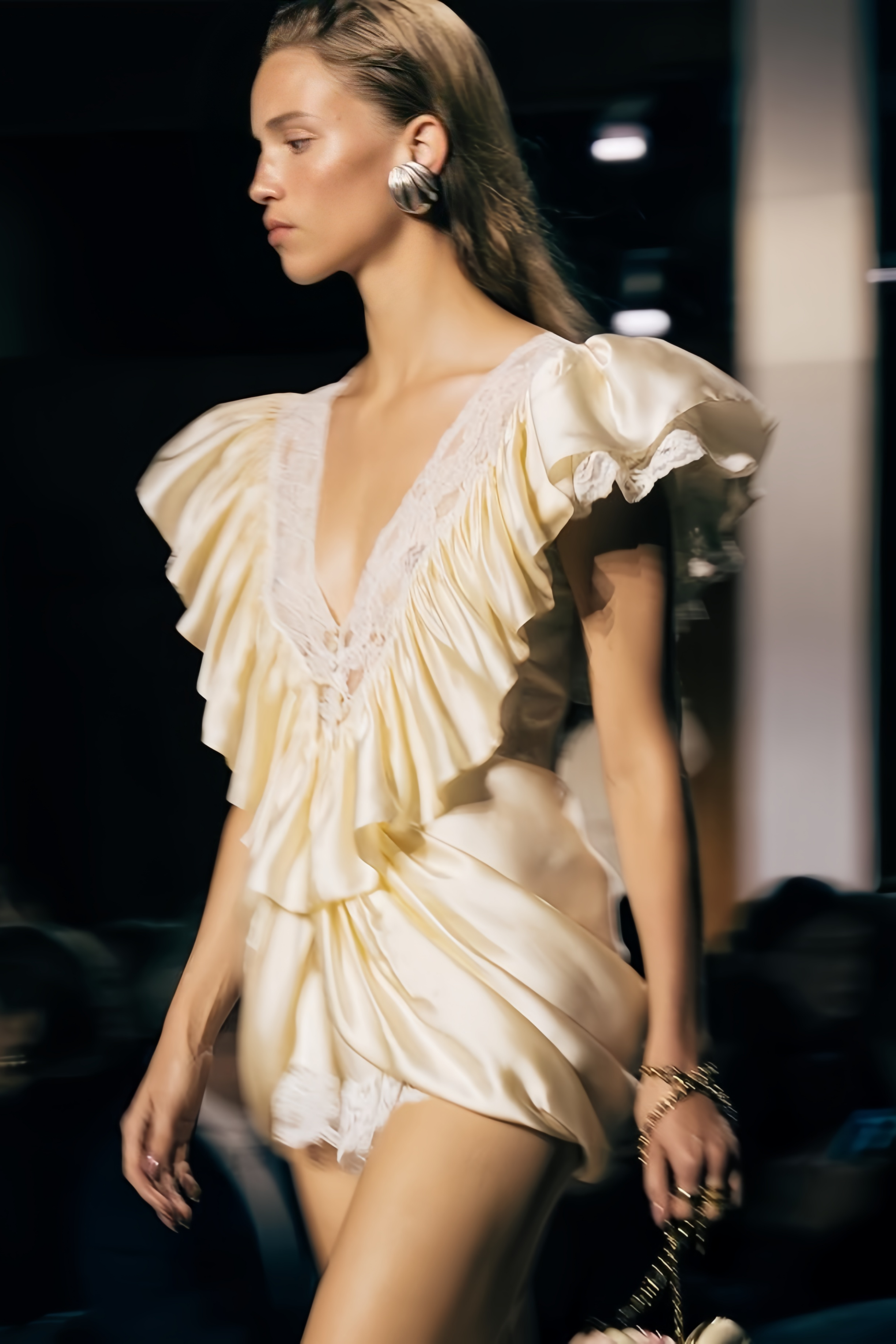 بذلة قصيرة برقبة على شكل V من الساتان الحريري والدانتيل