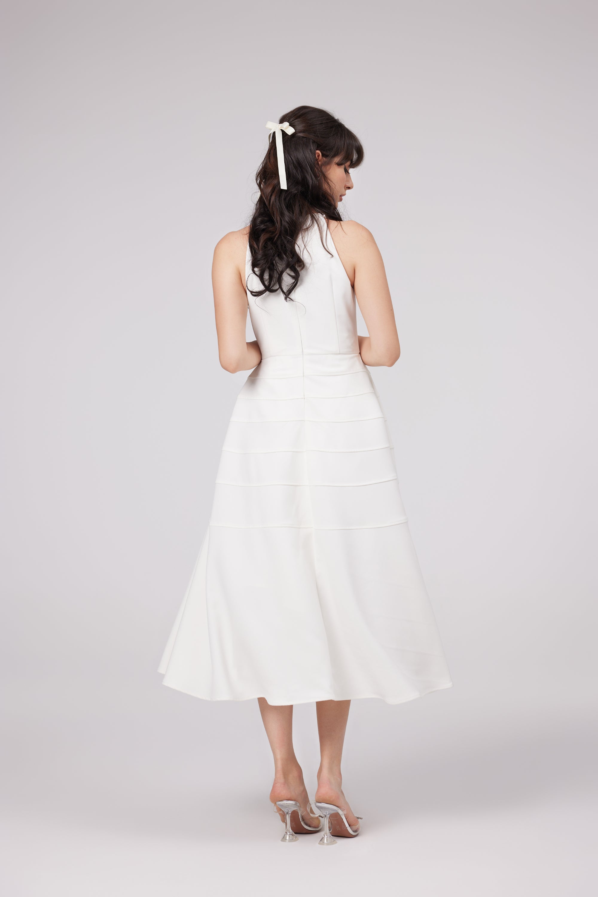 فستان إينيس متوسط الطول مزين بالكريستال باللون الأبيض