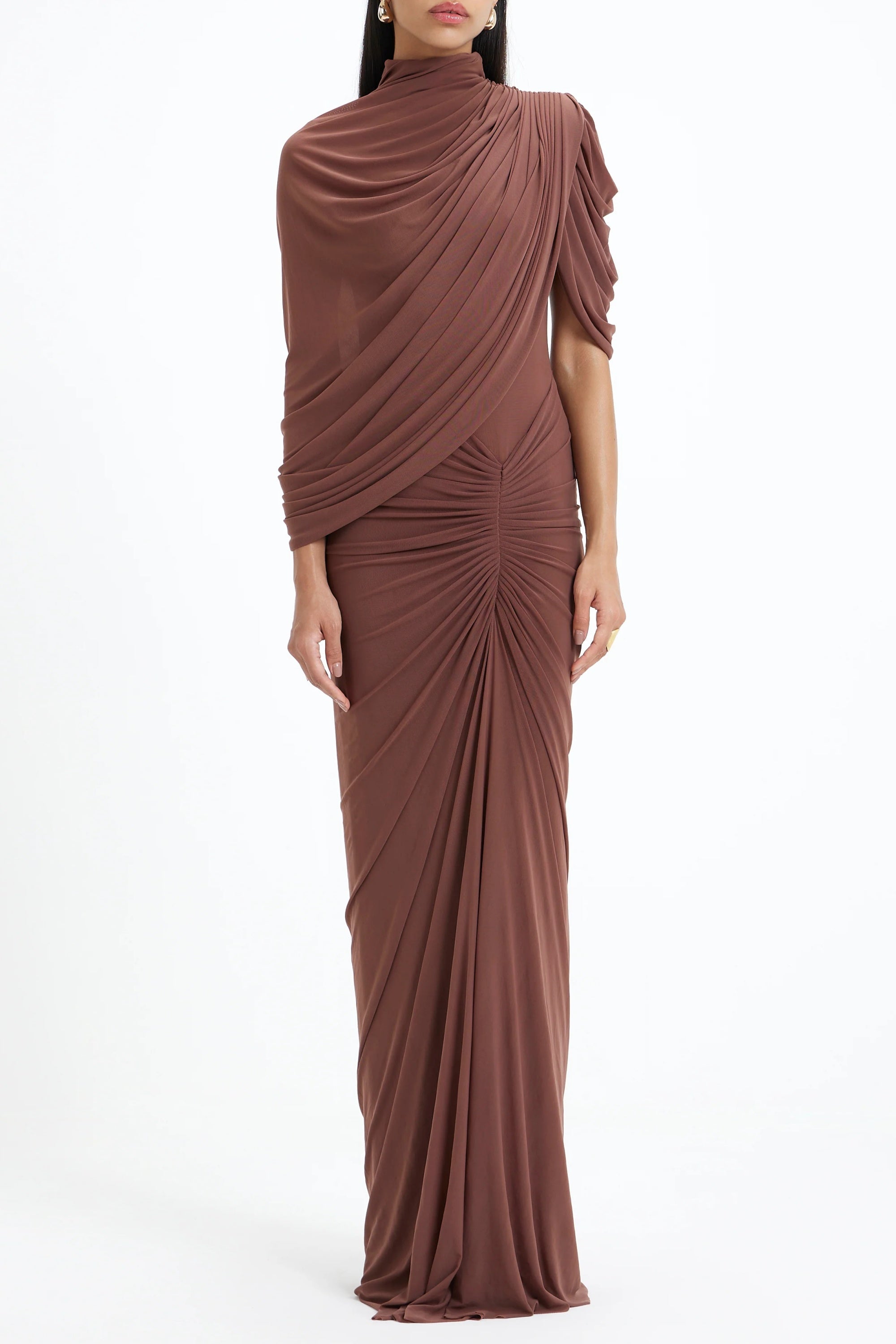 Liliana Brown Asymmetrisches Maxikleid mit gerafftem Cape