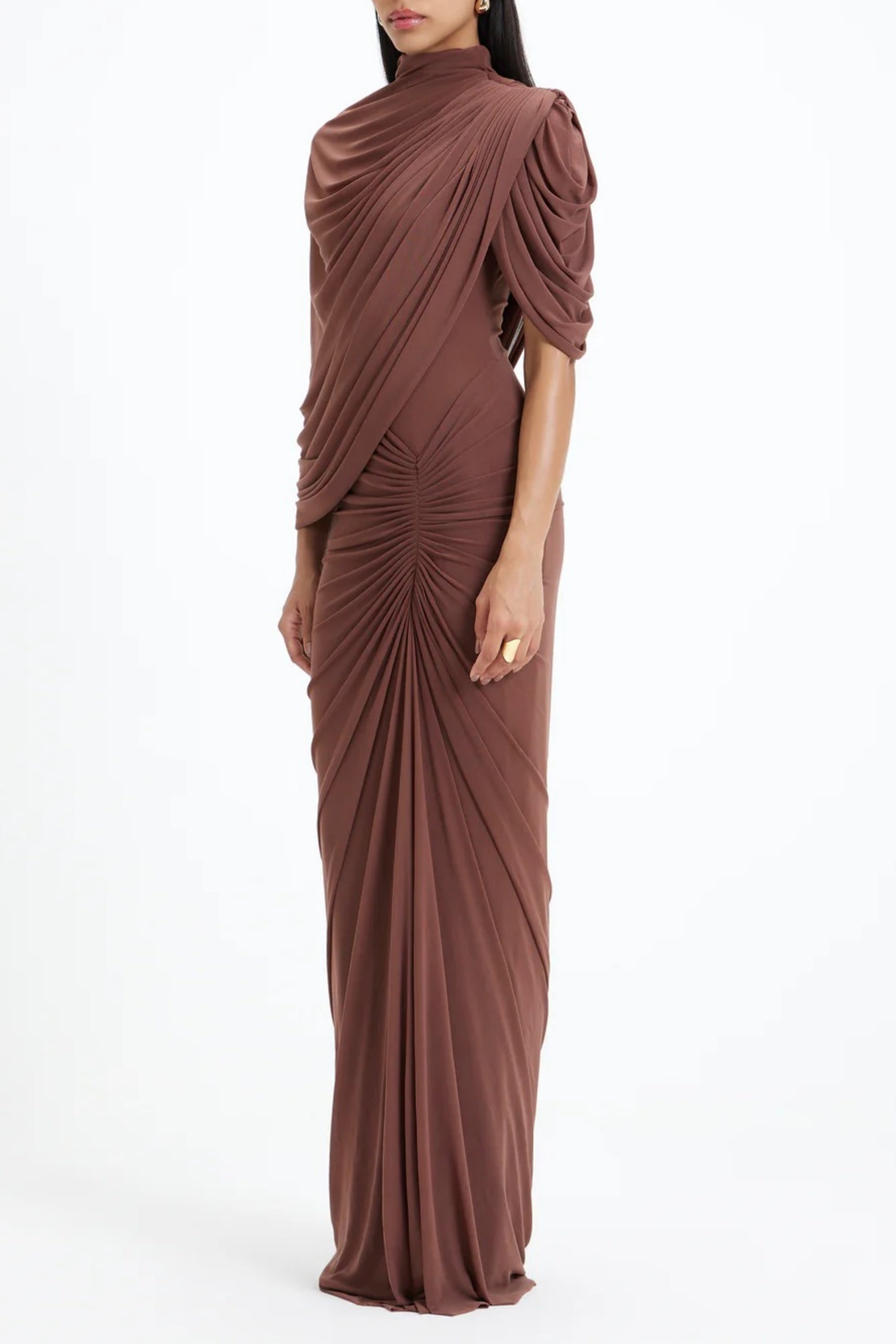 Liliana Brown Asymmetrisches Maxikleid mit gerafftem Cape