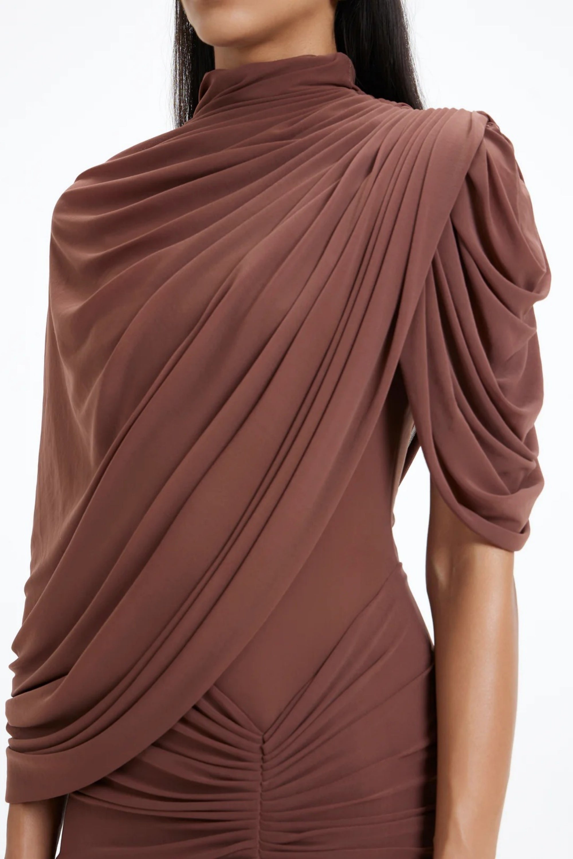 Liliana Brown Asymmetrisches Maxikleid mit gerafftem Cape