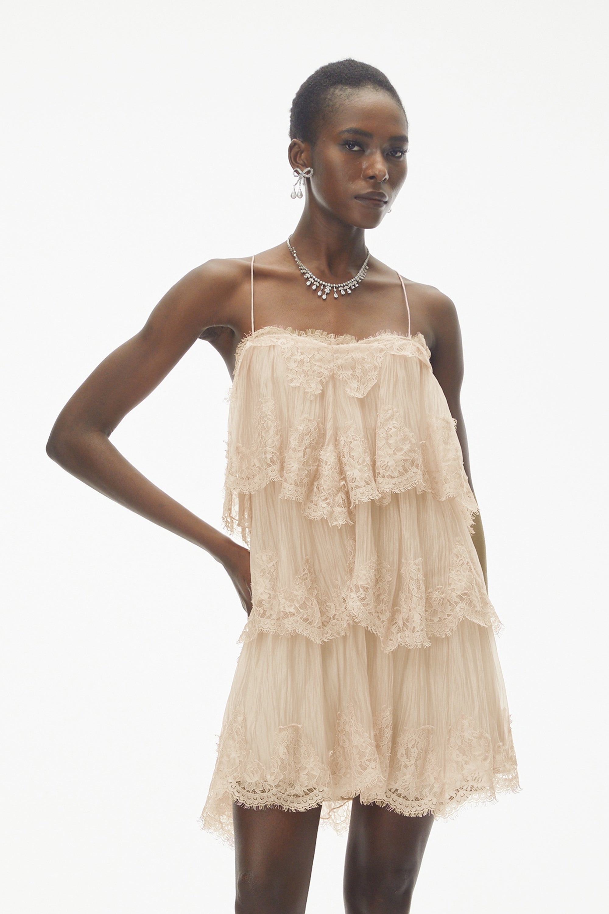 Rachel – Beiges Minikleid mit Stufenschnitt und Spitzenbesatz