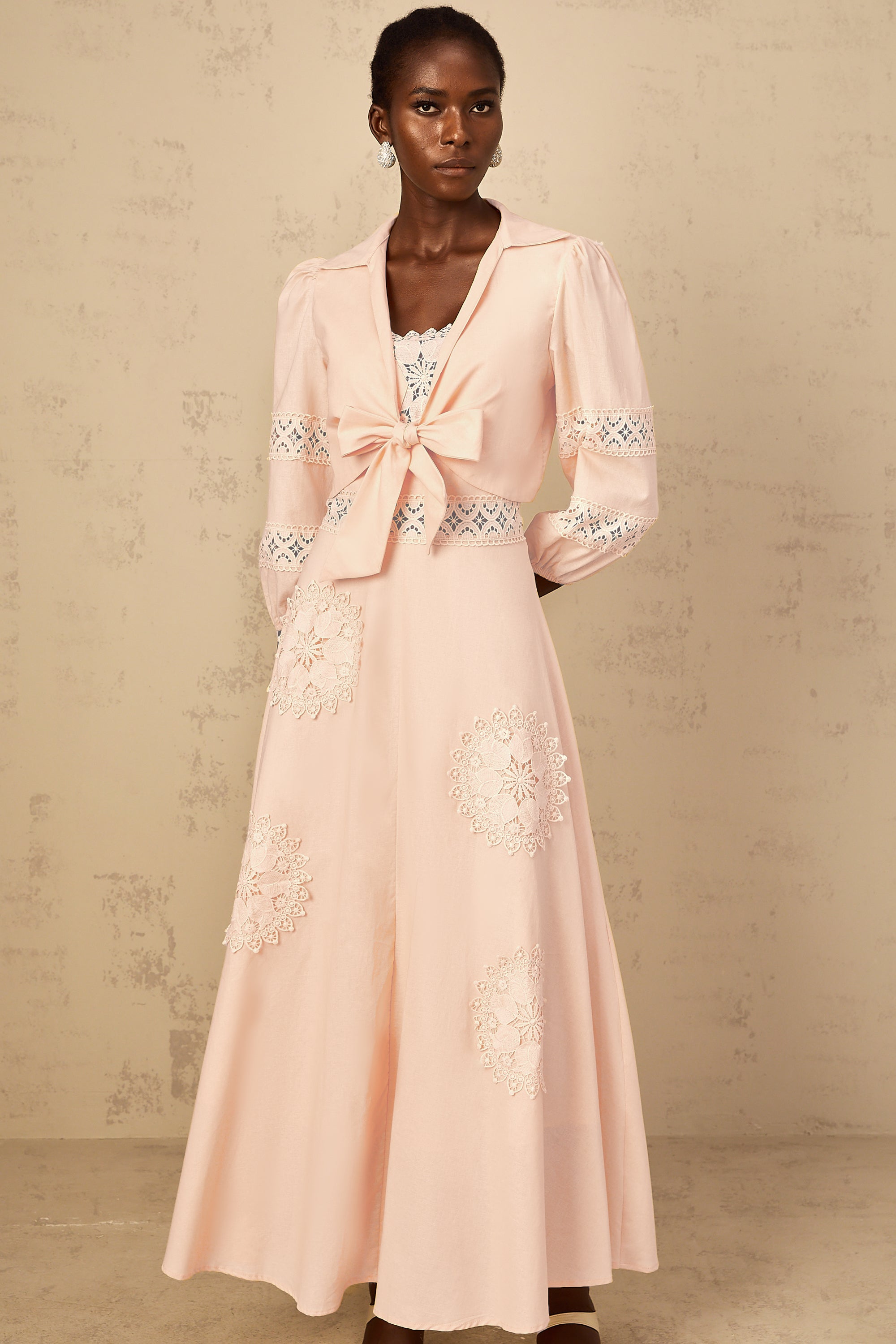 طقم بلوزة وفستان مطرز بالورود باللون الوردي رومي