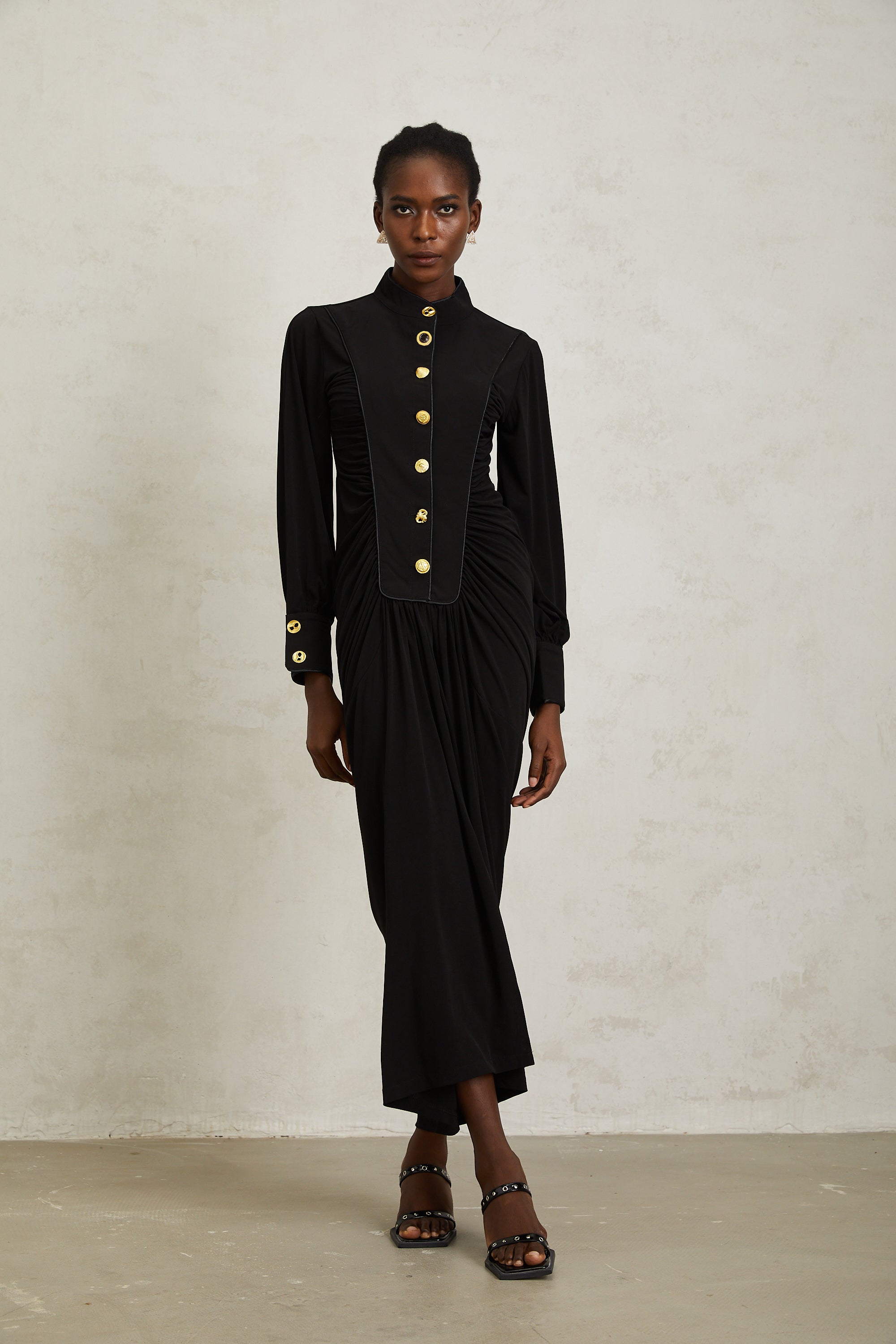 فستان بروكلين ماكسي أسود بتصميم مجمع