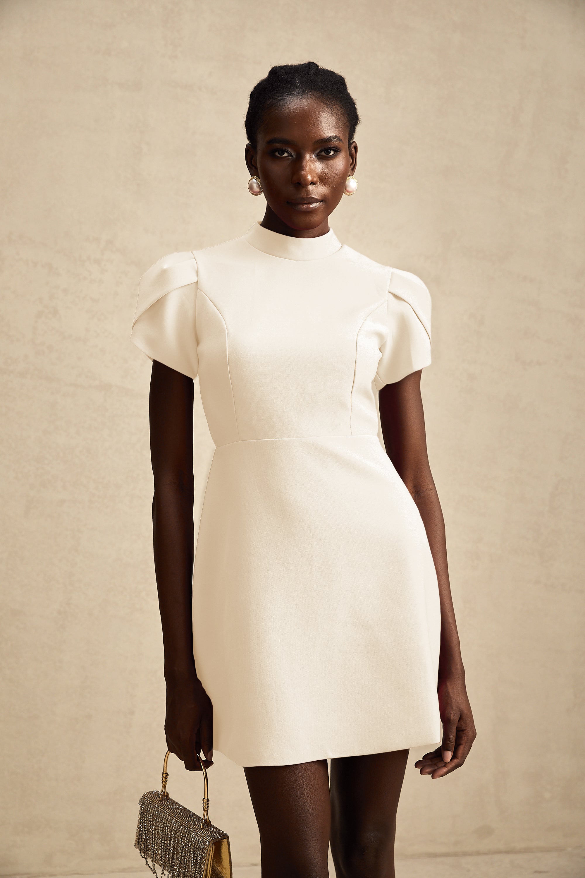 Anna rotes Minikleid mit Cut-Out-Schleife und Blütenärmeln