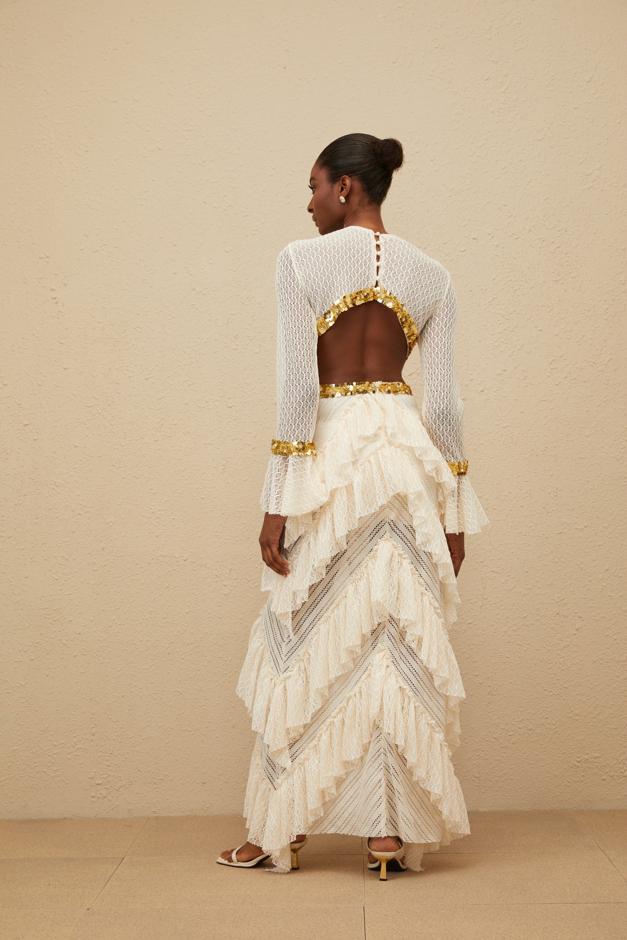 فستان دوريه ماكسي من الدانتيل والترتر مع كشكش محايد