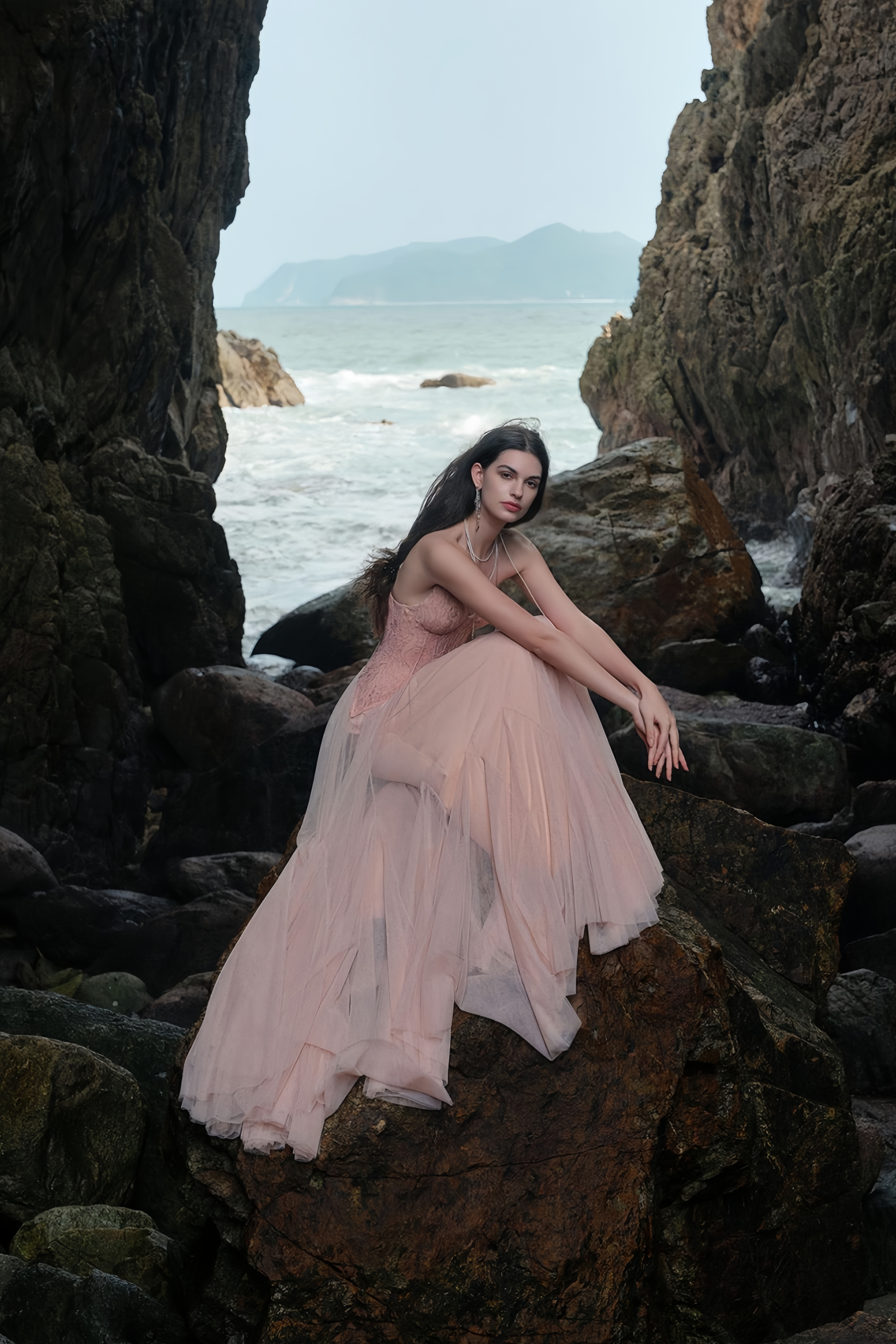 فستان ماكسي من التول والكورسيه من أولريك باللون الوردي