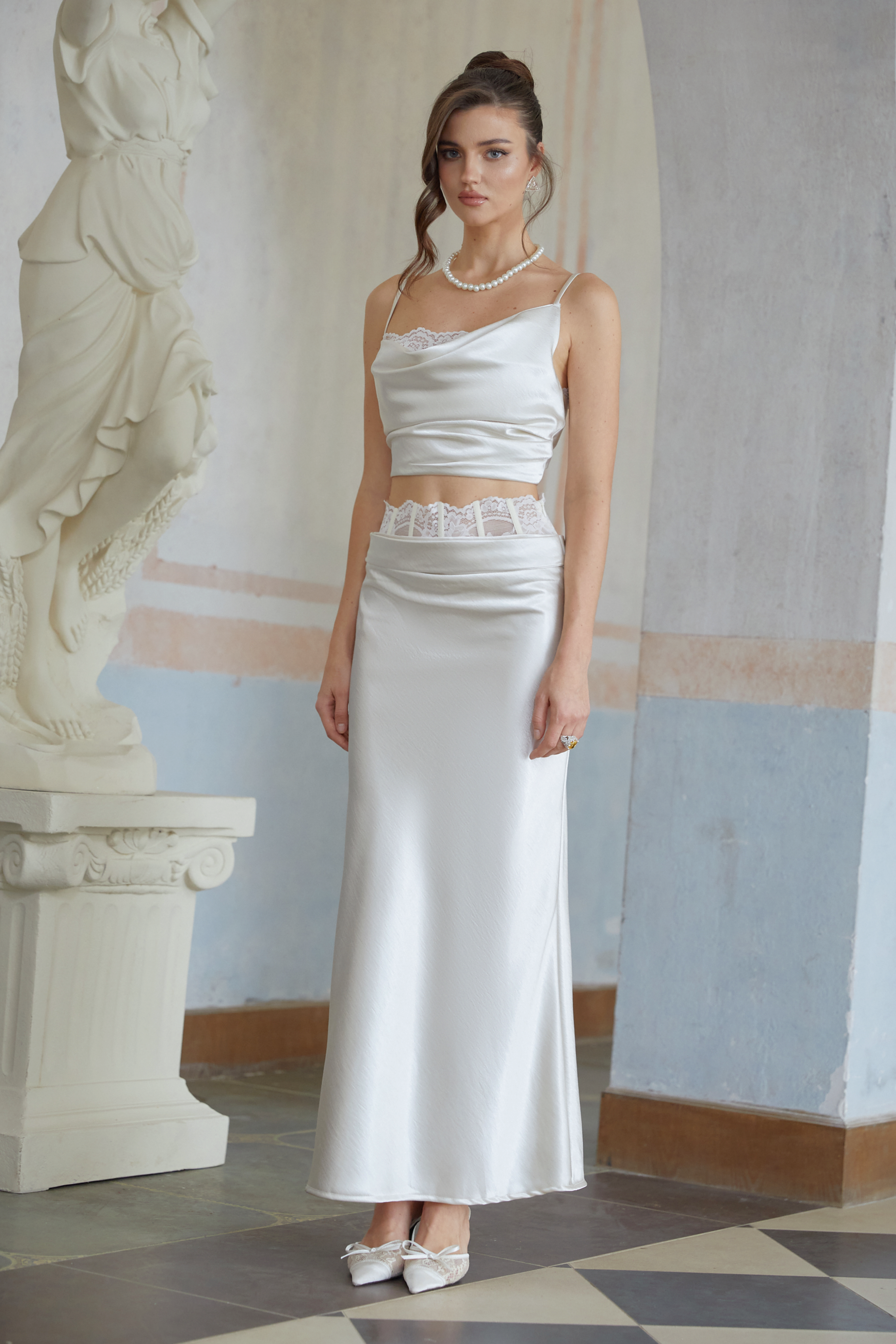 تنورة ماكسي إيفا بيضاء مزينة بنقشة زهور من الدانتيل