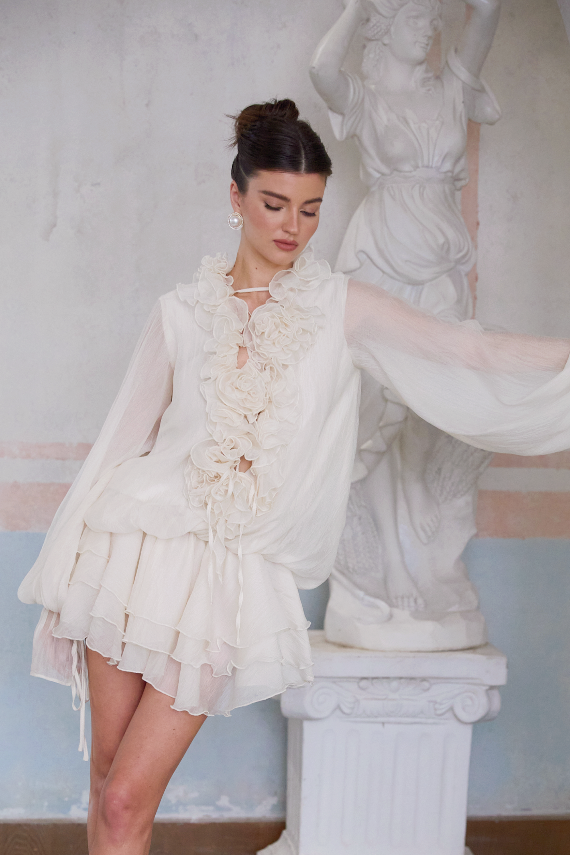 فستان قصير بطبقات مزين بالزهور من Zéphyrine باللون المحايد