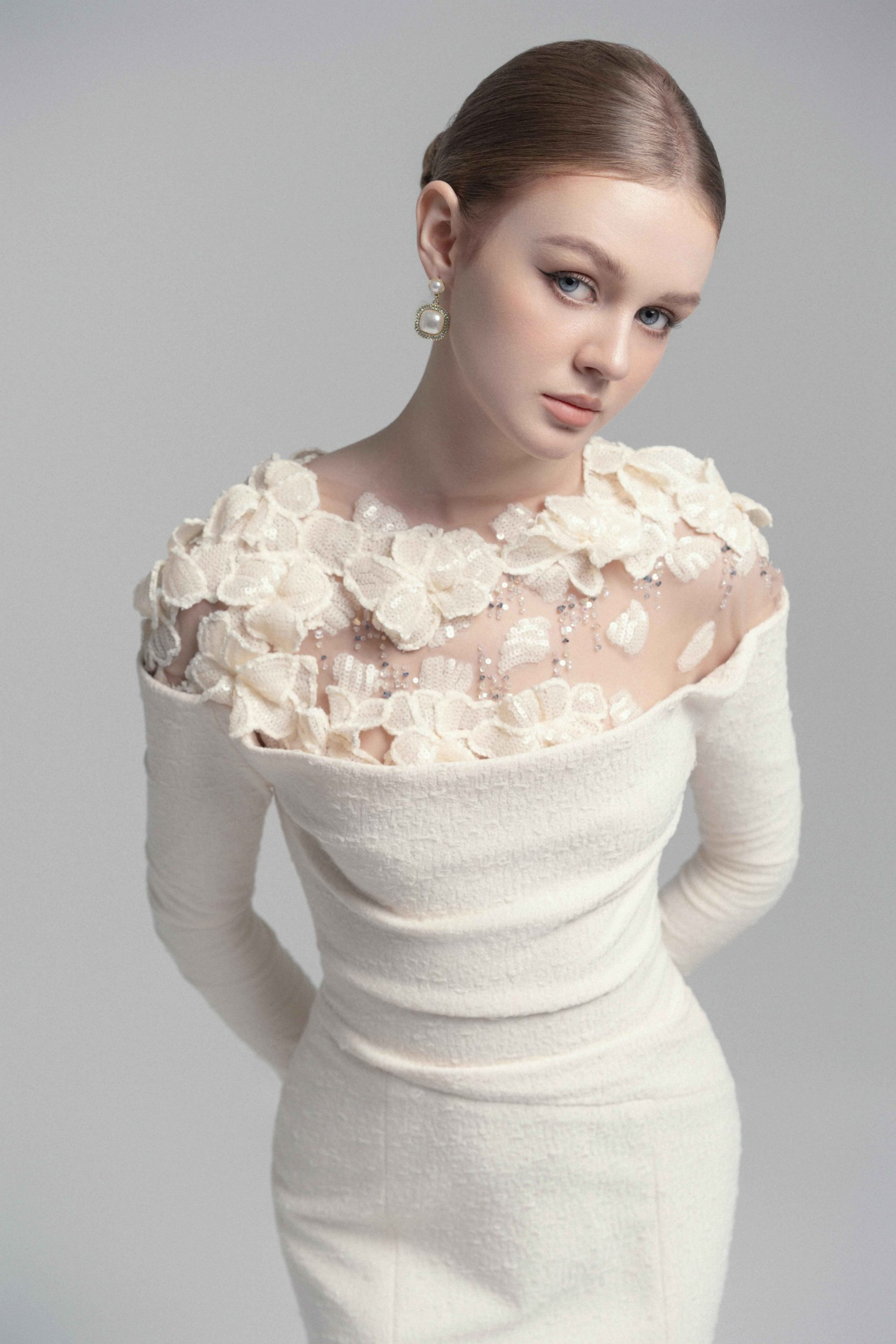 فستان سيلفيا الأبيض المزين بالزهور بدون أكتاف