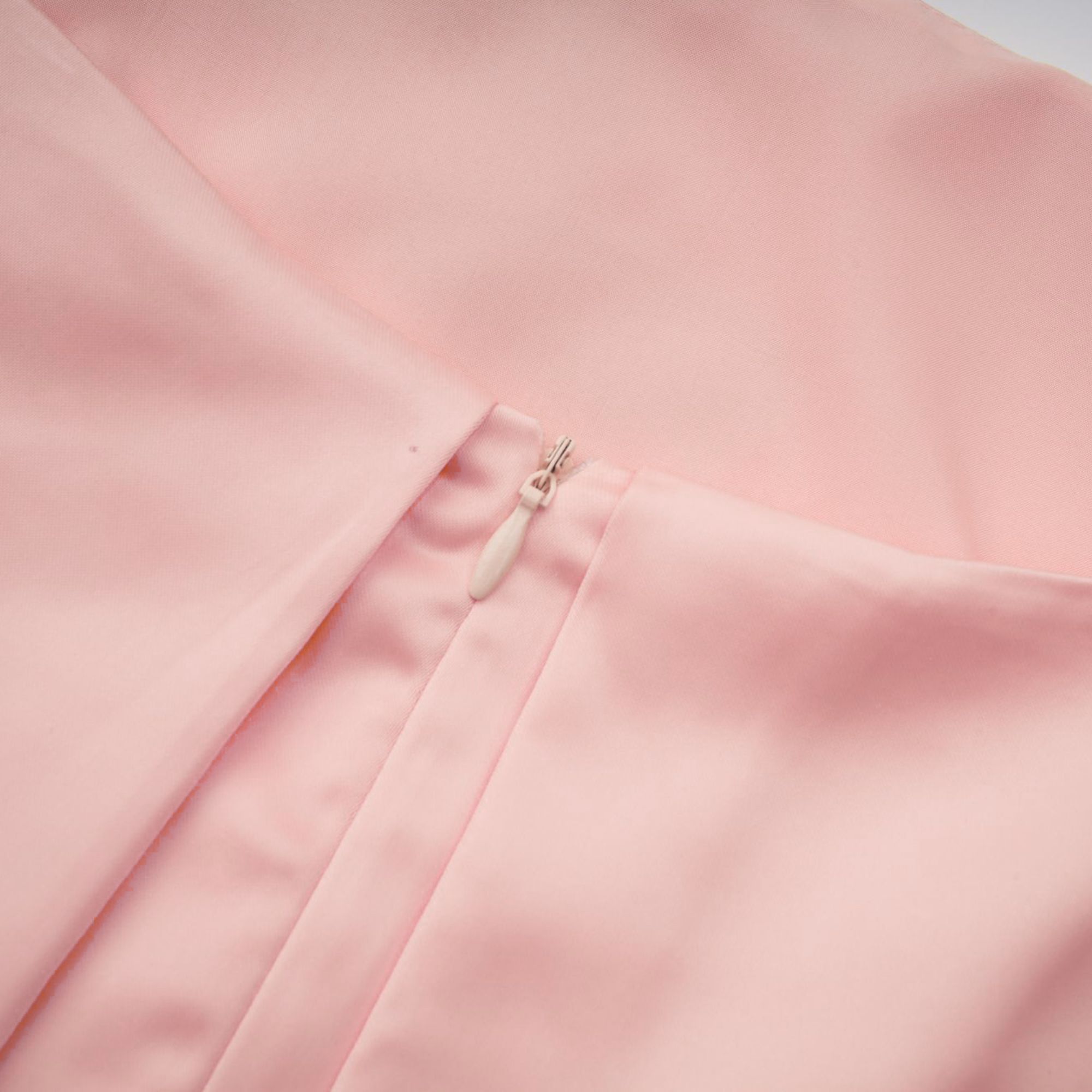 فستان أفريل الوردي القصير من الساتان المطرز بالزهور