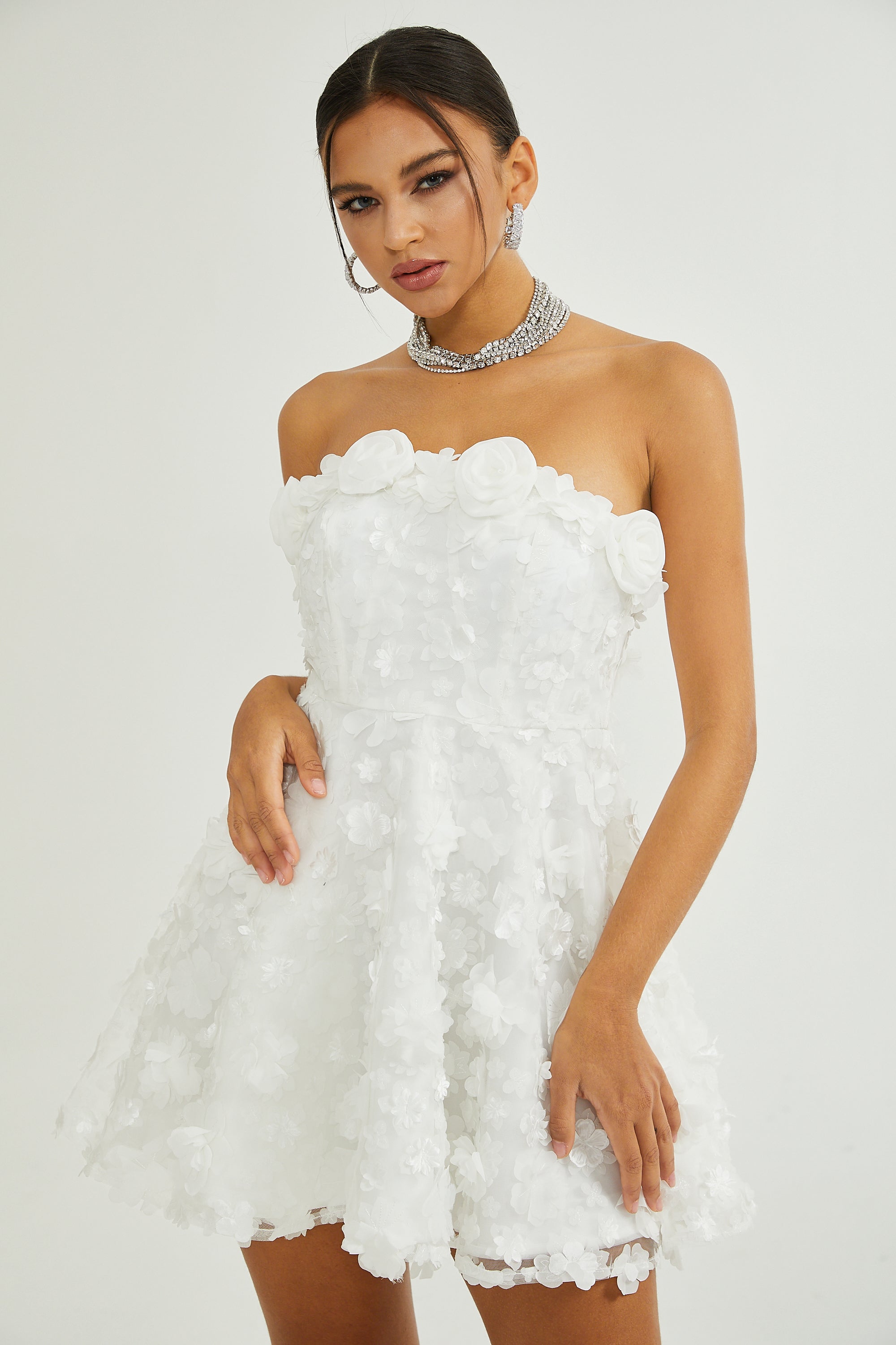 فستان Apolline قصير باللون الأبيض مع زهور صناعية