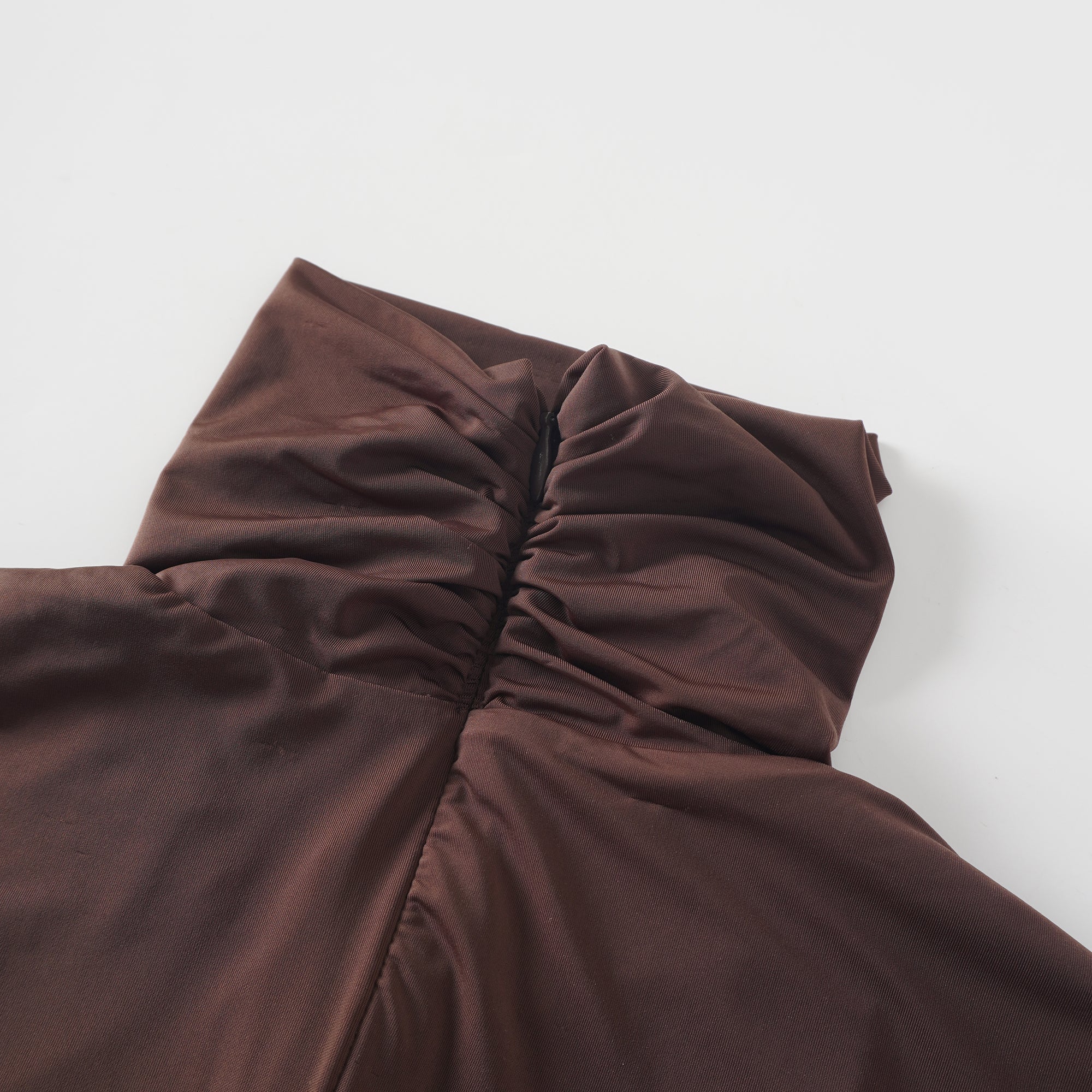 Charitina – Braunes, tailliertes, gerüschtes Midikleid