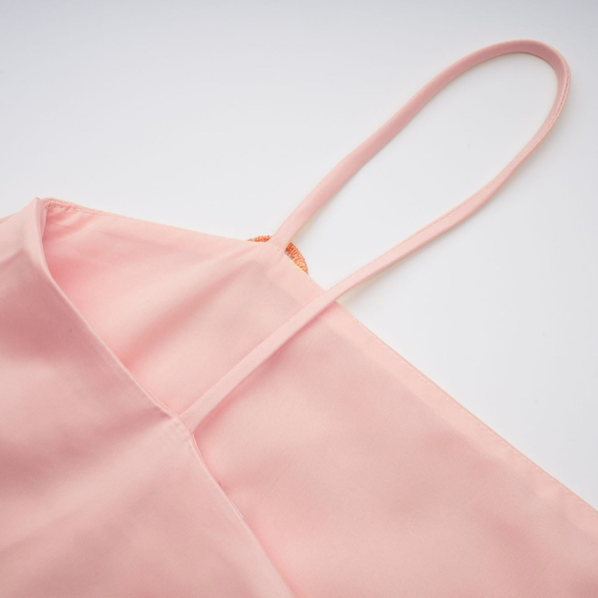 فستان أفريل الوردي القصير من الساتان المطرز بالزهور