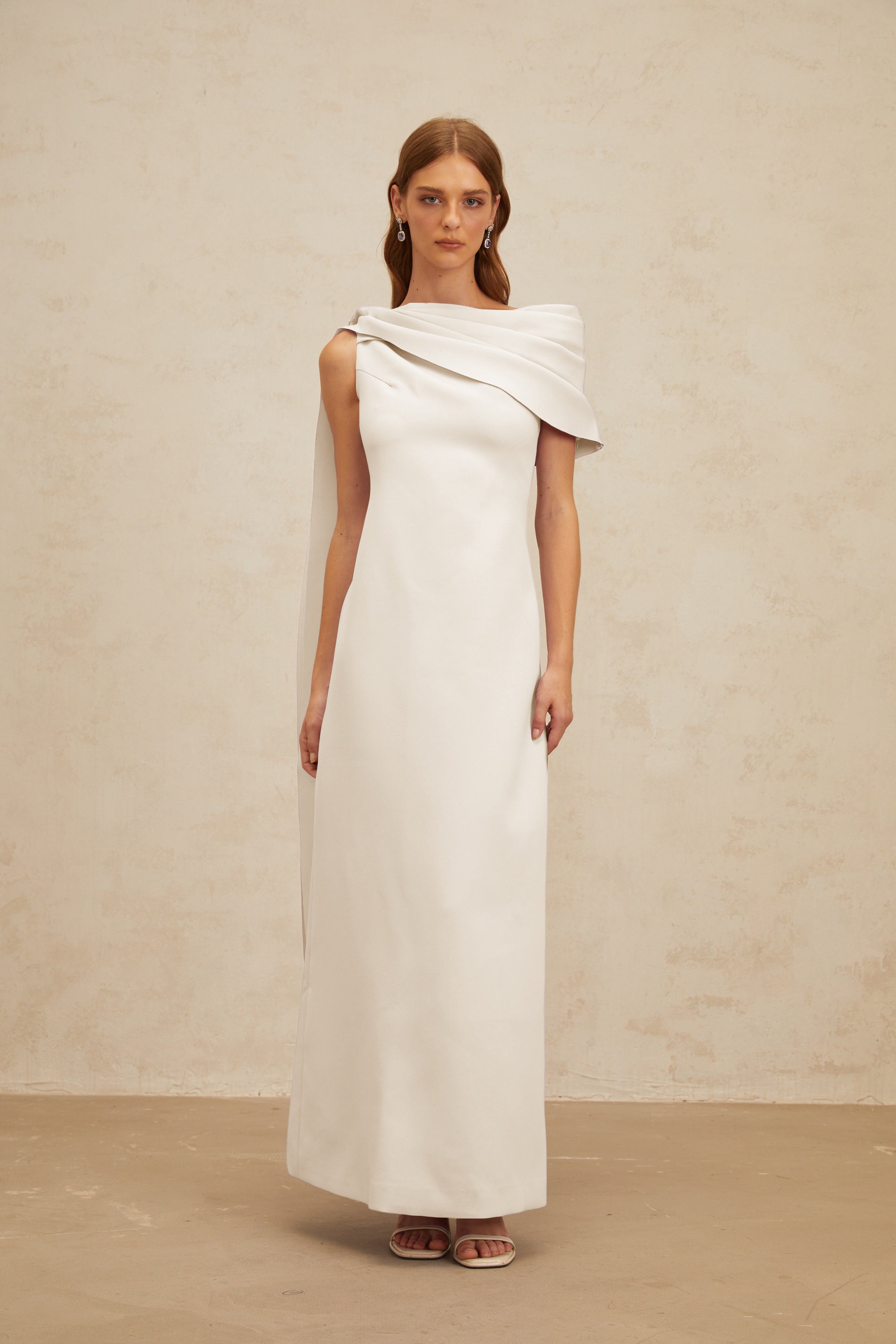 فستان Annabelle ماكسي أرجواني بتصميم كيب وشريط