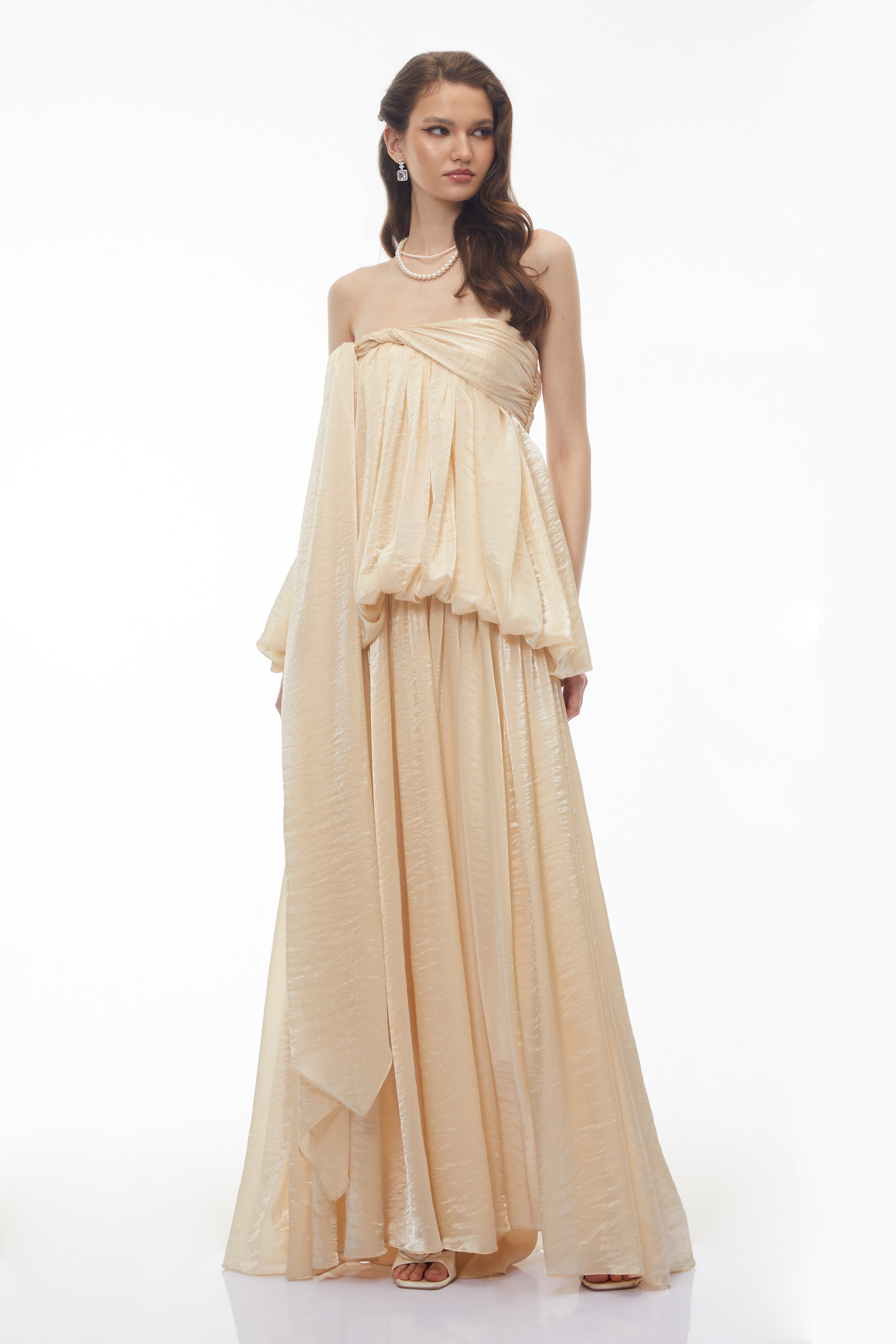 فستان ماكسي بأكتاف مكشوفة من Aamu Champagne