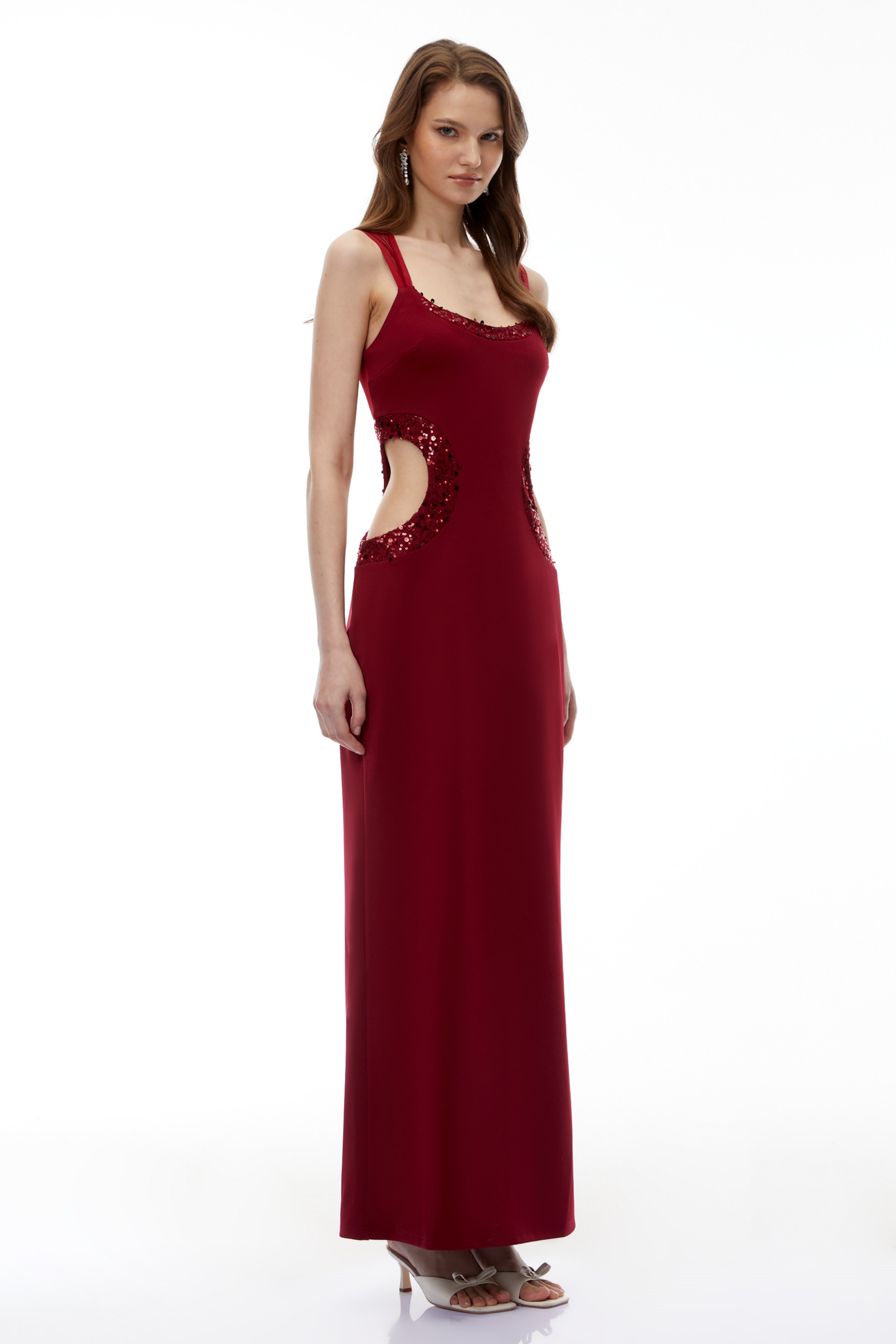 Aisha – Maxikleid in Rot mit Verzierungen und Cut-outs