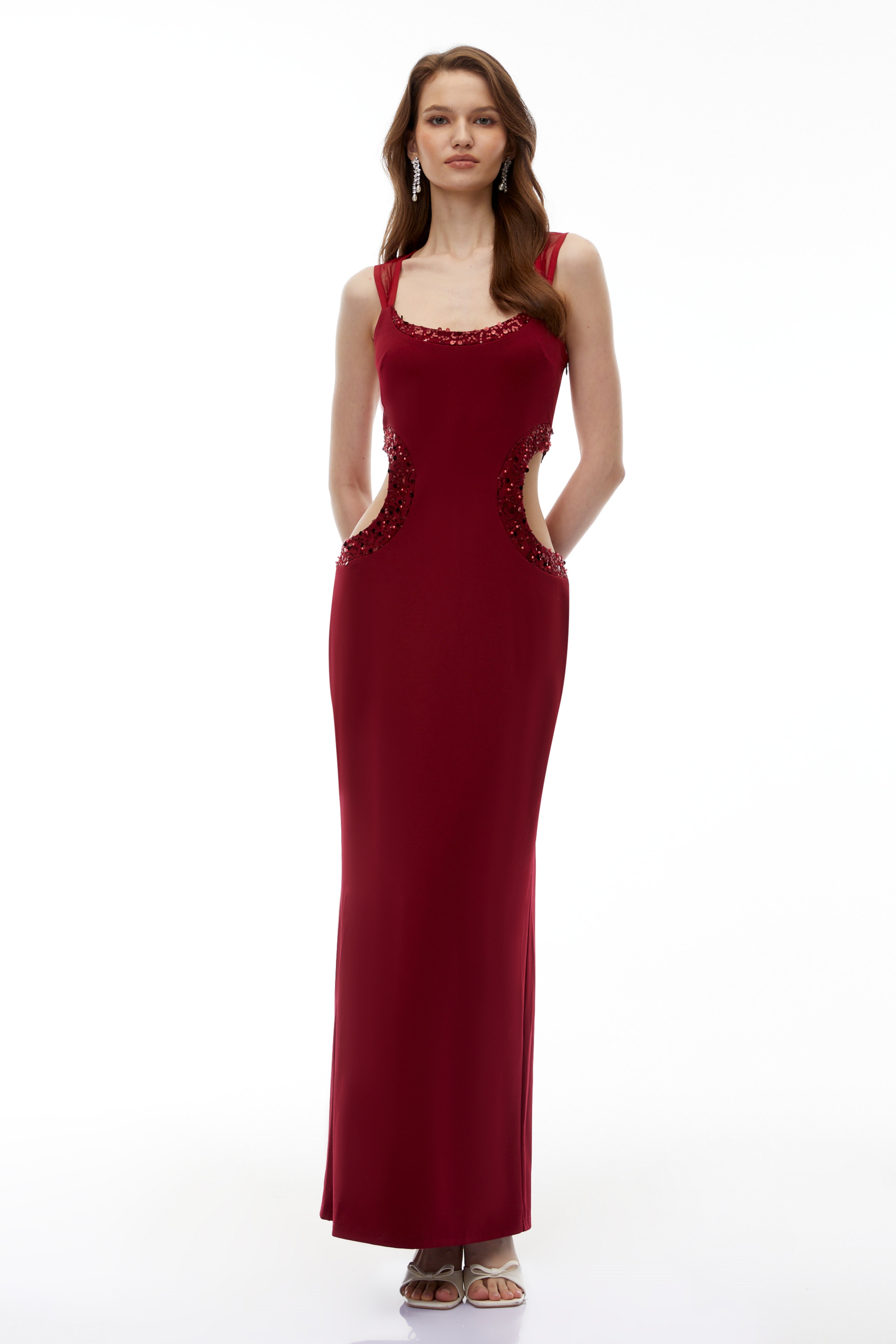 Aisha – Maxikleid in Rot mit Verzierungen und Cut-outs