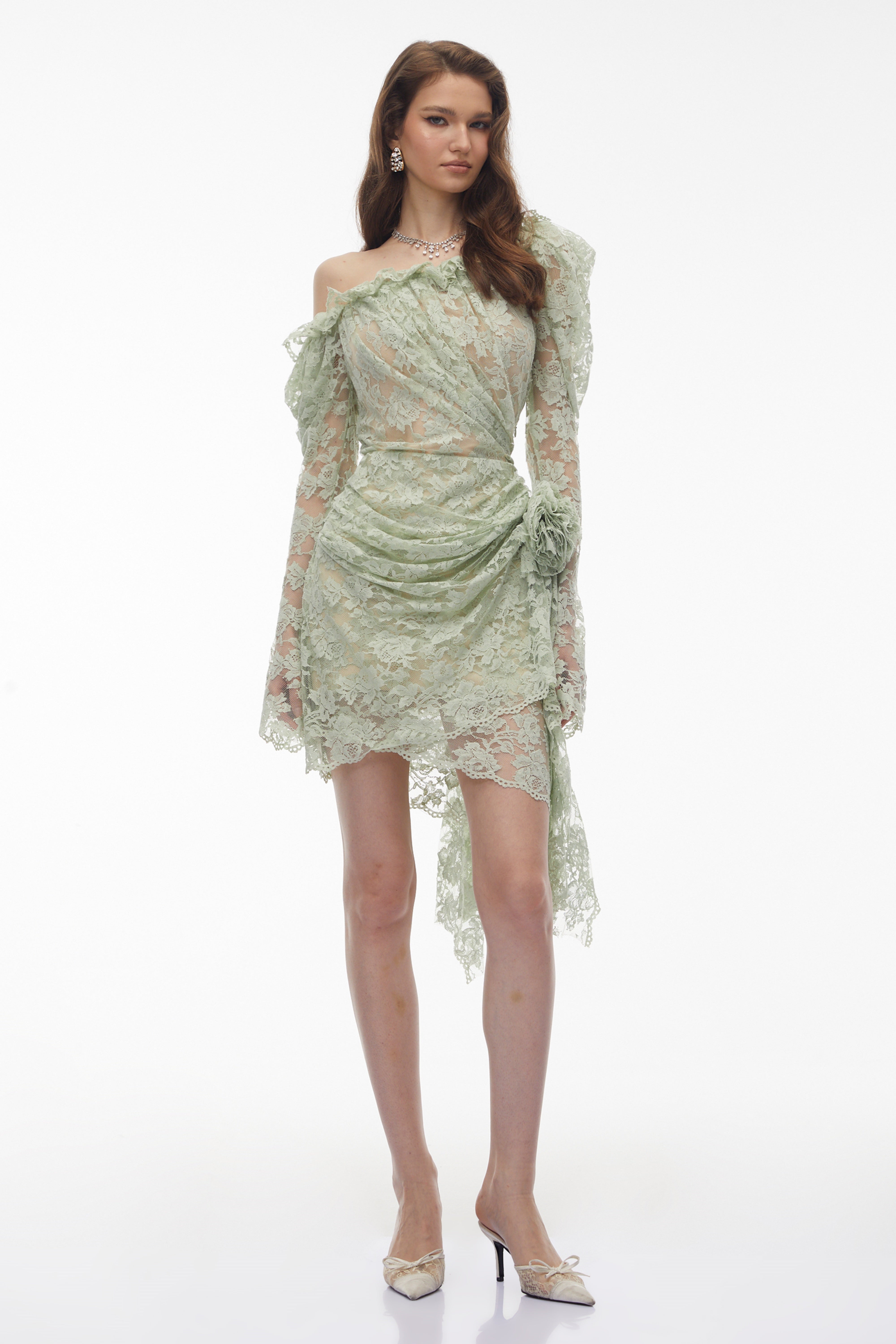 فستان قصير من الدانتيل المزين بزخارف زهرية غير متناظرة