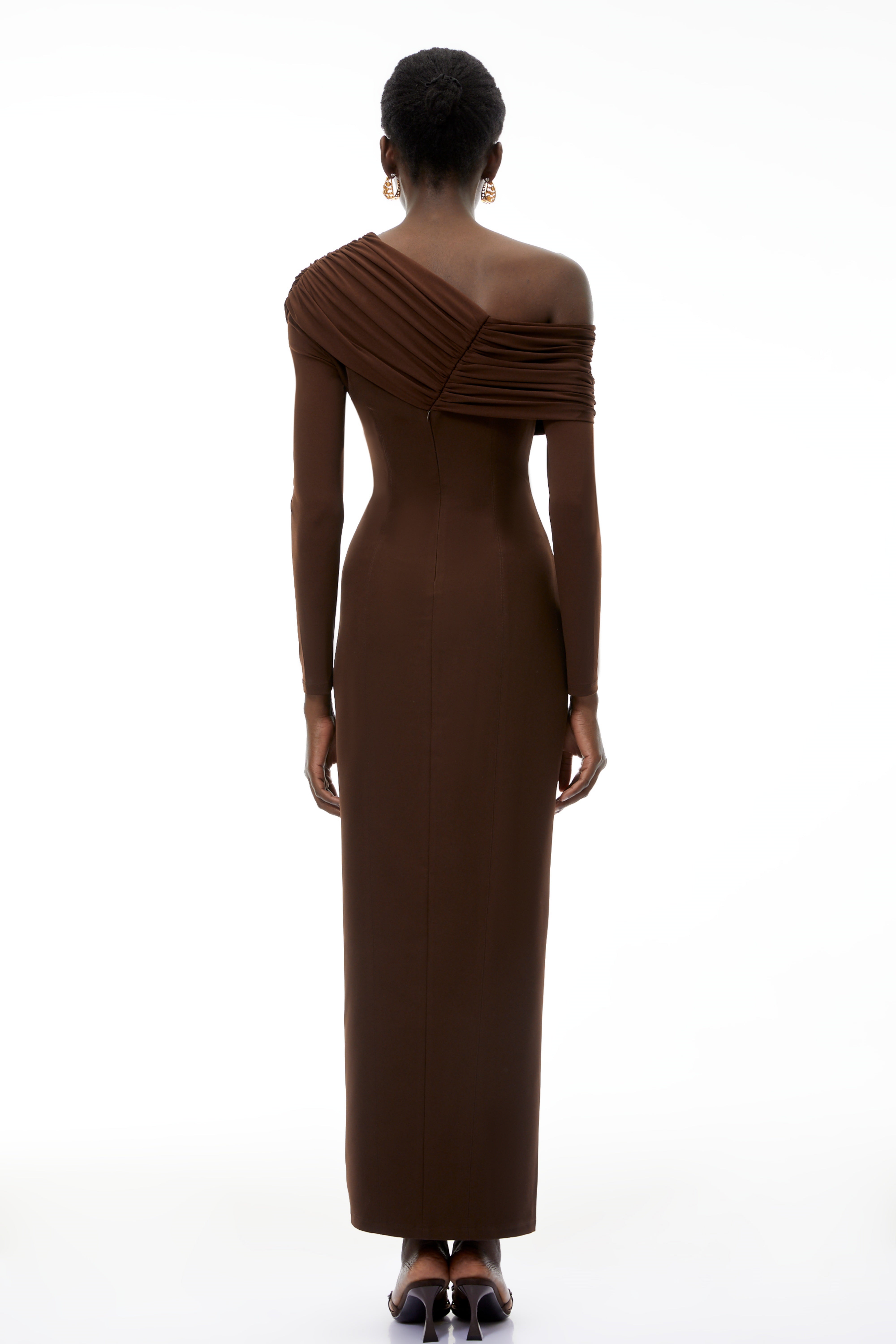 Almudena – Schokoladenbraunes One-Shoulder-Maxikleid