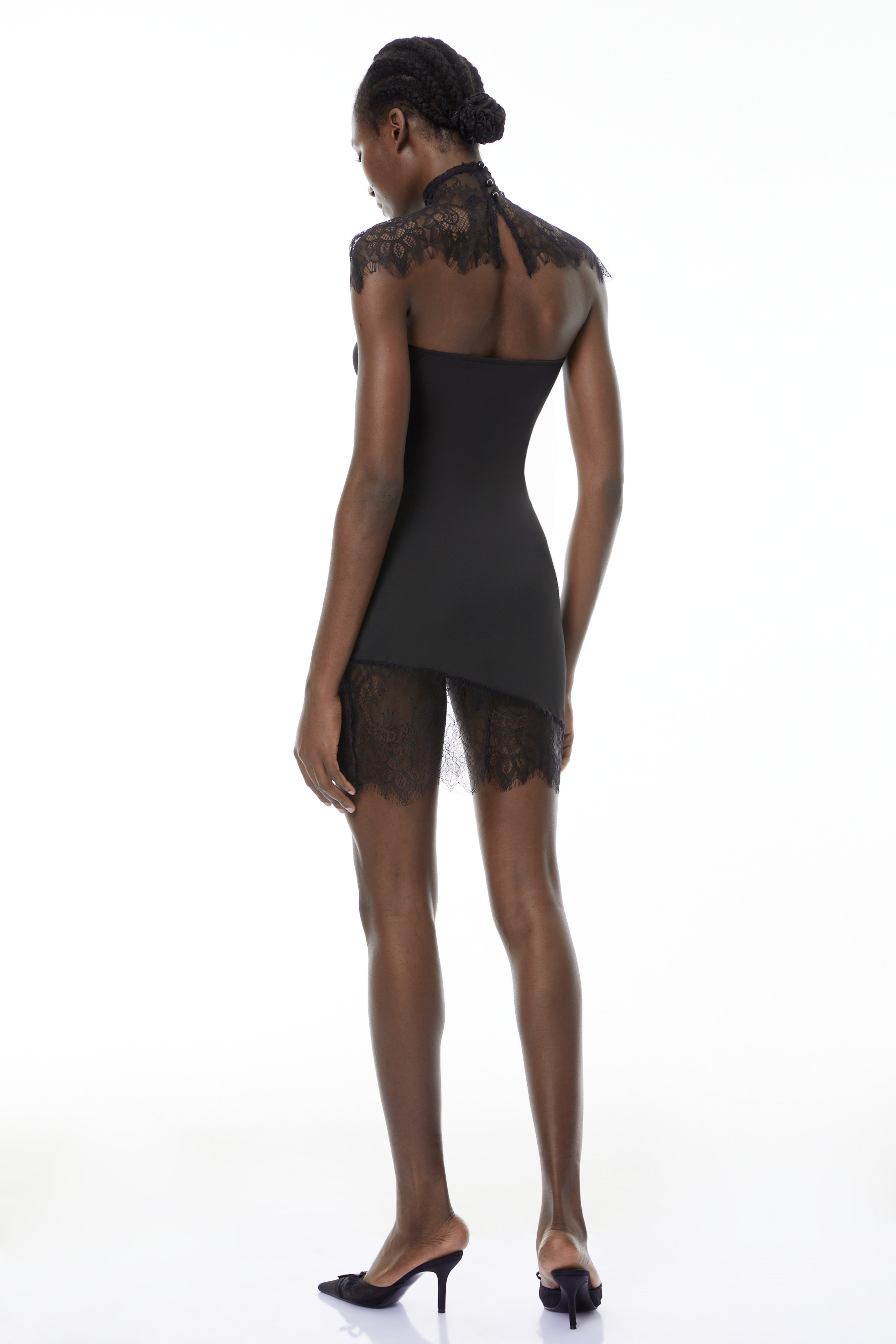 Spitzenschal & Minikleid