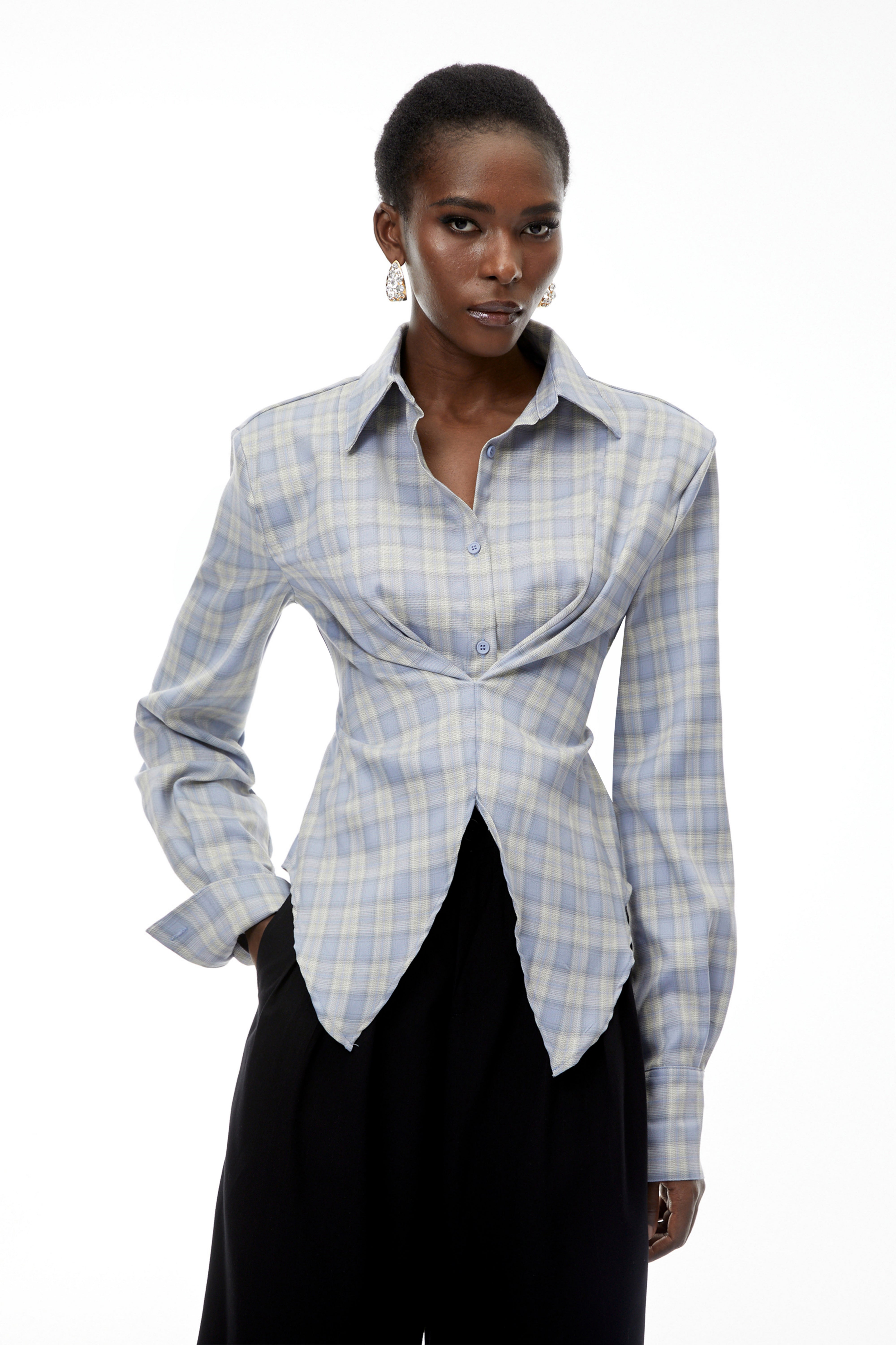 Bernsteinfarbene, blau karierte Bluse im taillierten Schnitt mit Ausschnitten