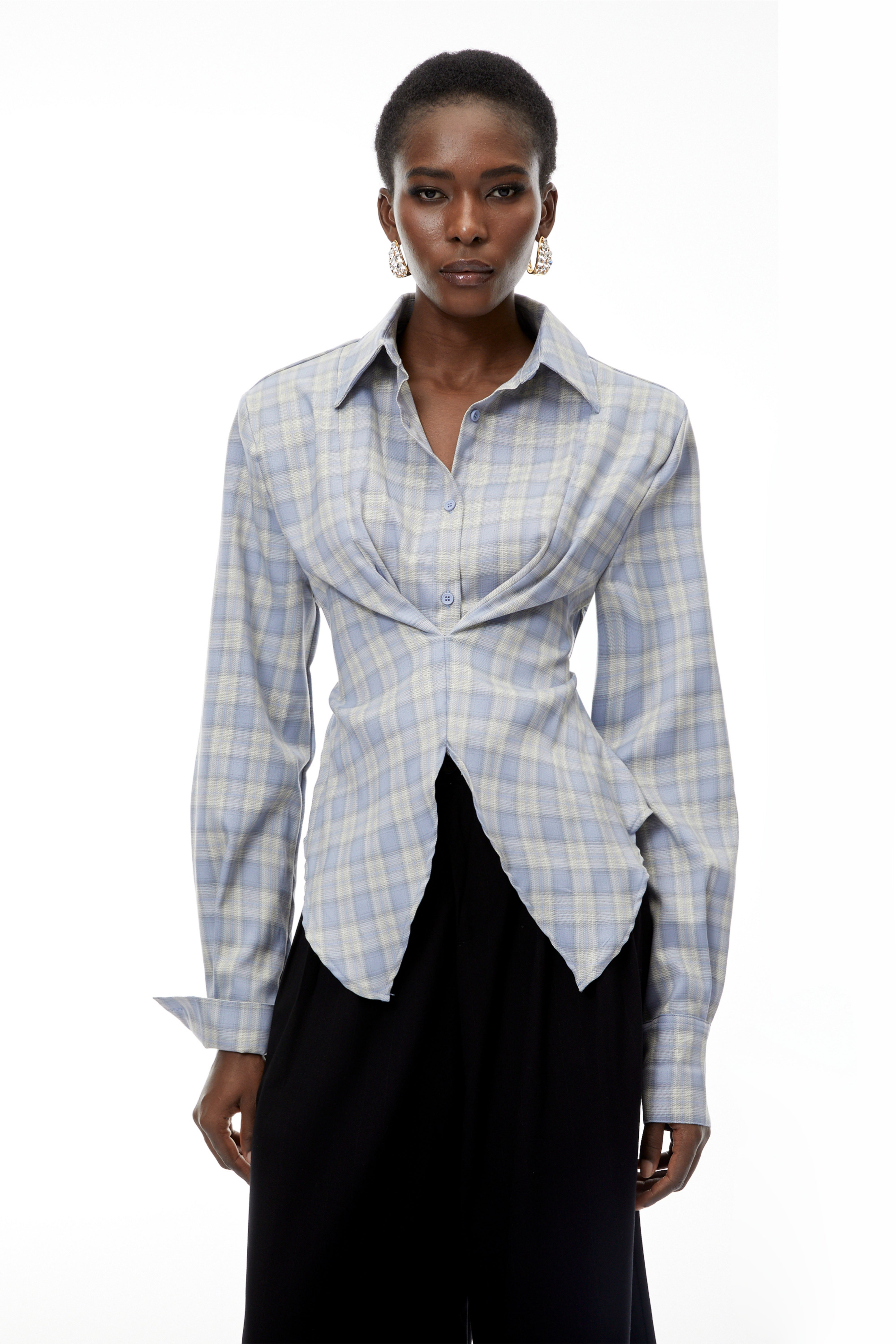 Bernsteinfarbene, blau karierte Bluse im taillierten Schnitt mit Ausschnitten