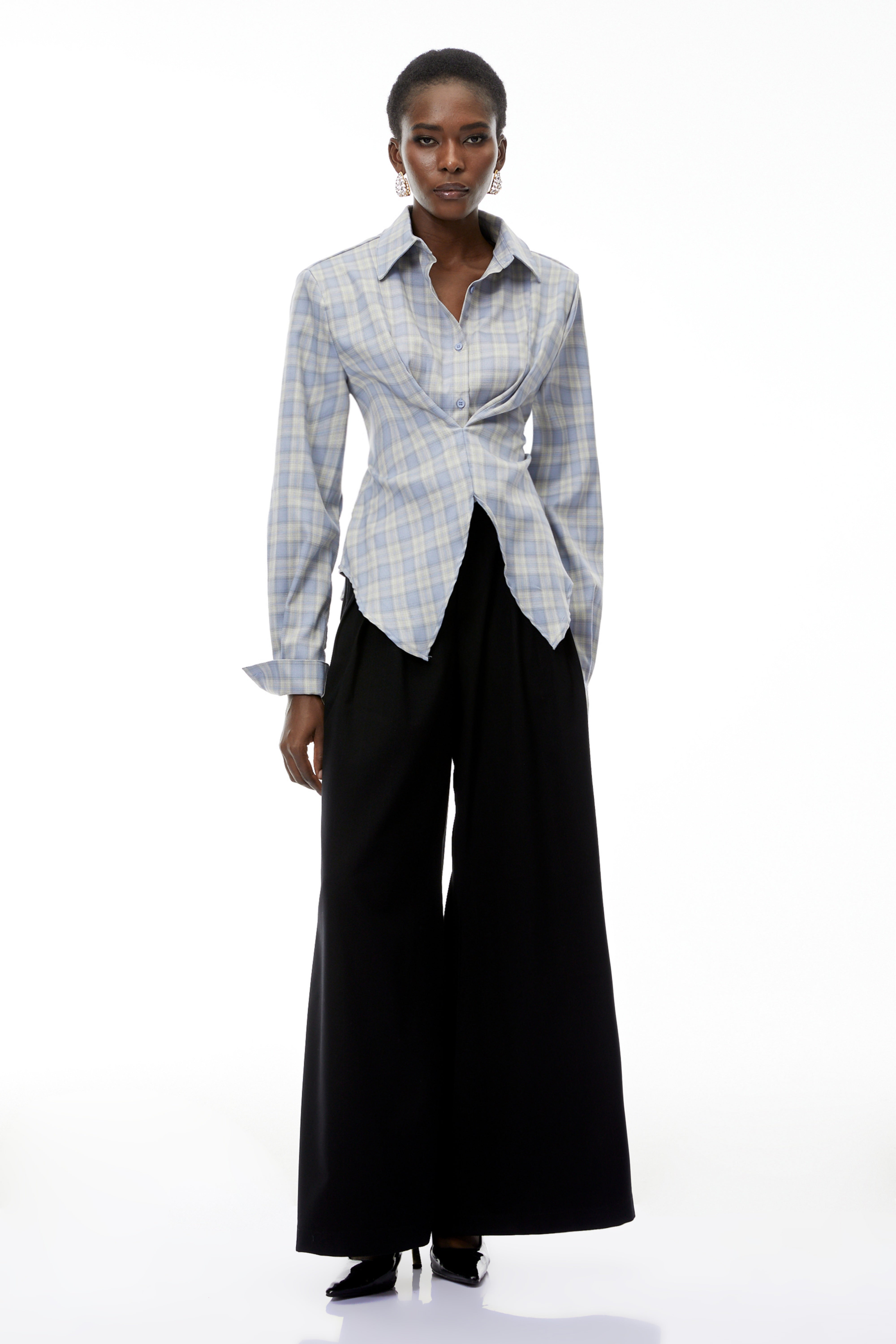 Bernsteinfarbene, blau karierte Bluse im taillierten Schnitt mit Ausschnitten