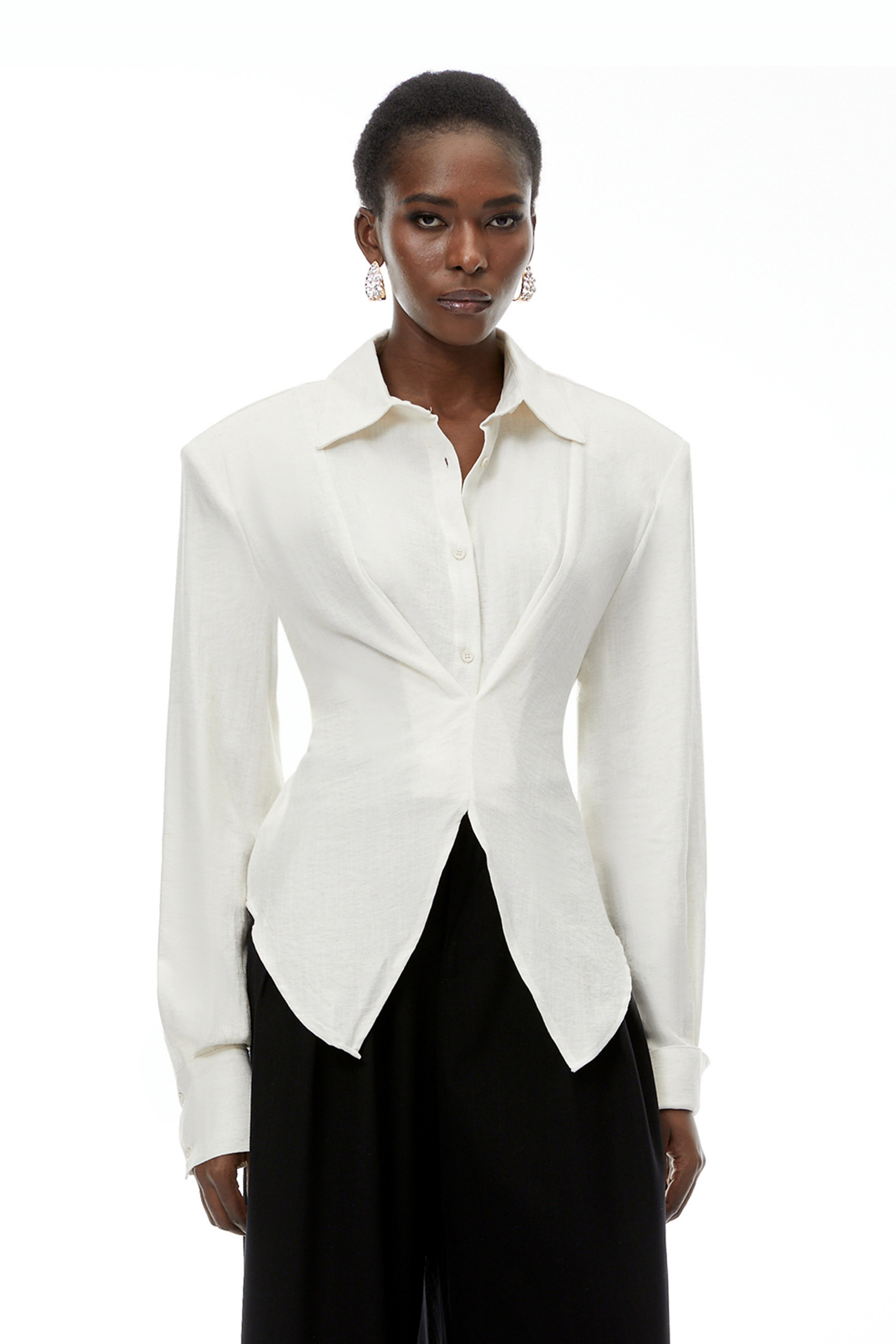 Bernsteinfarbene, weiß karierte Bluse im taillierten Schnitt mit Ausschnitten