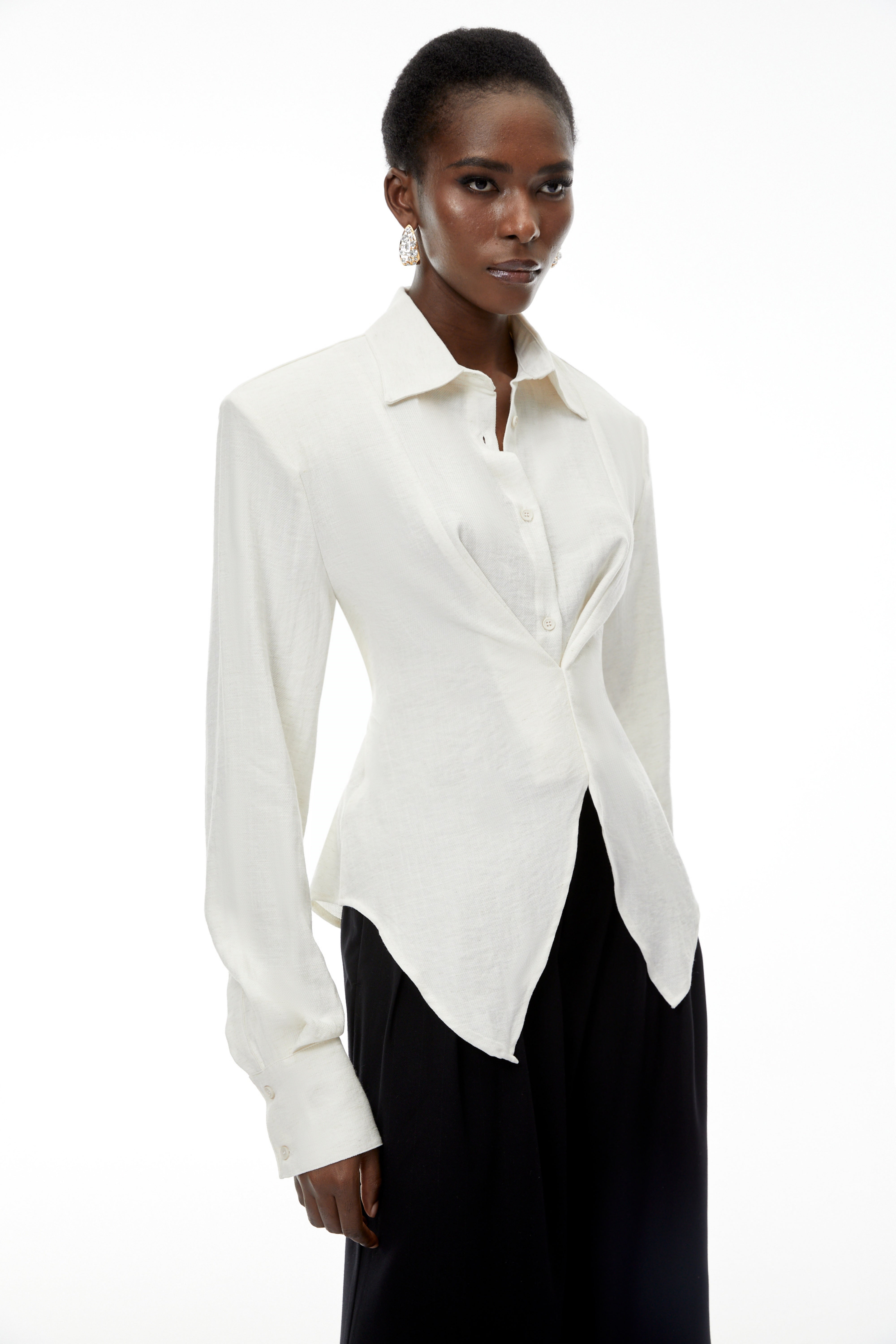 Bernsteinfarbene, weiß karierte Bluse im taillierten Schnitt mit Ausschnitten